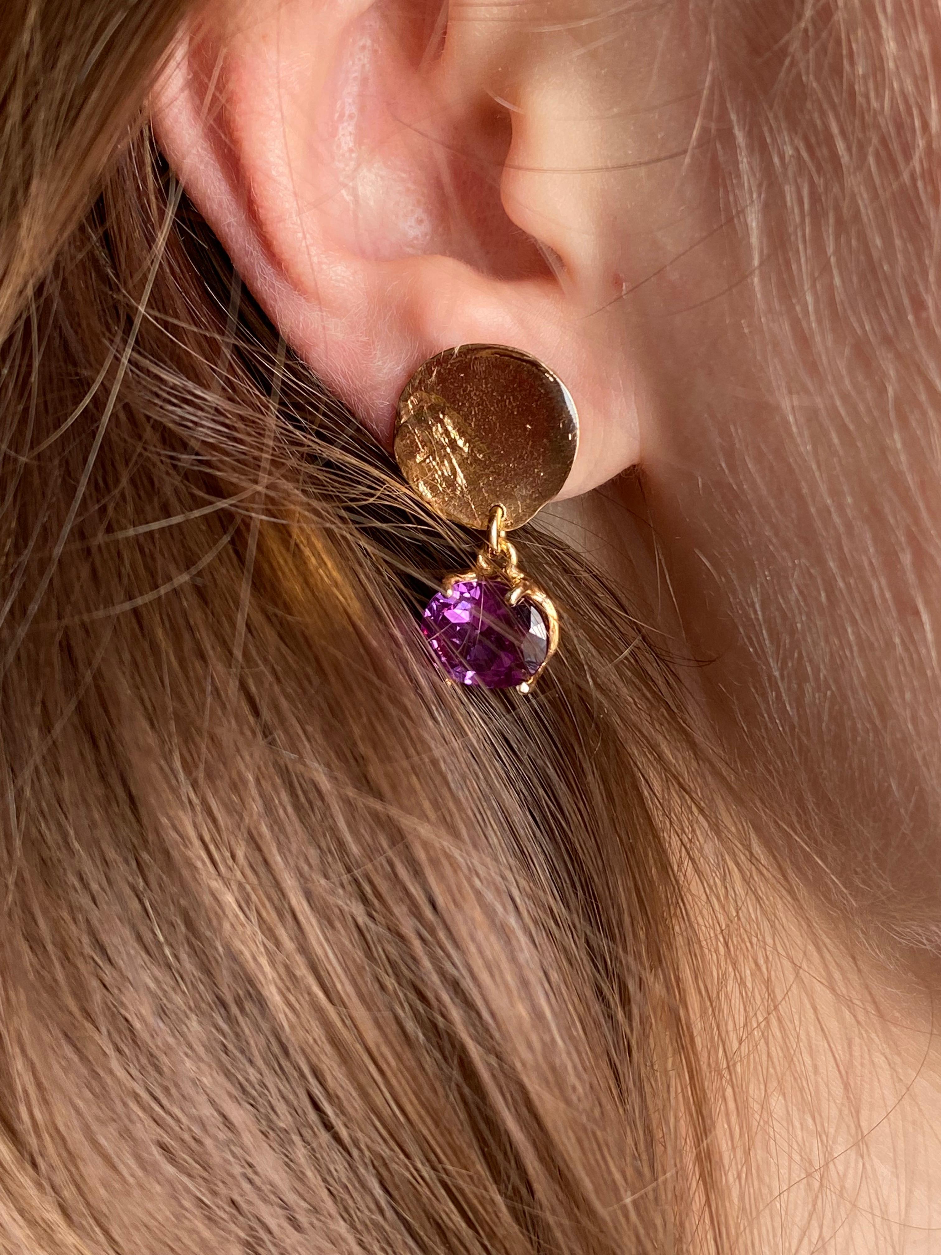 Handcrafted 18 Karat Yellow Gold Amethyst Design Dangle Earrings  In New Condition For Sale In Rome, IT