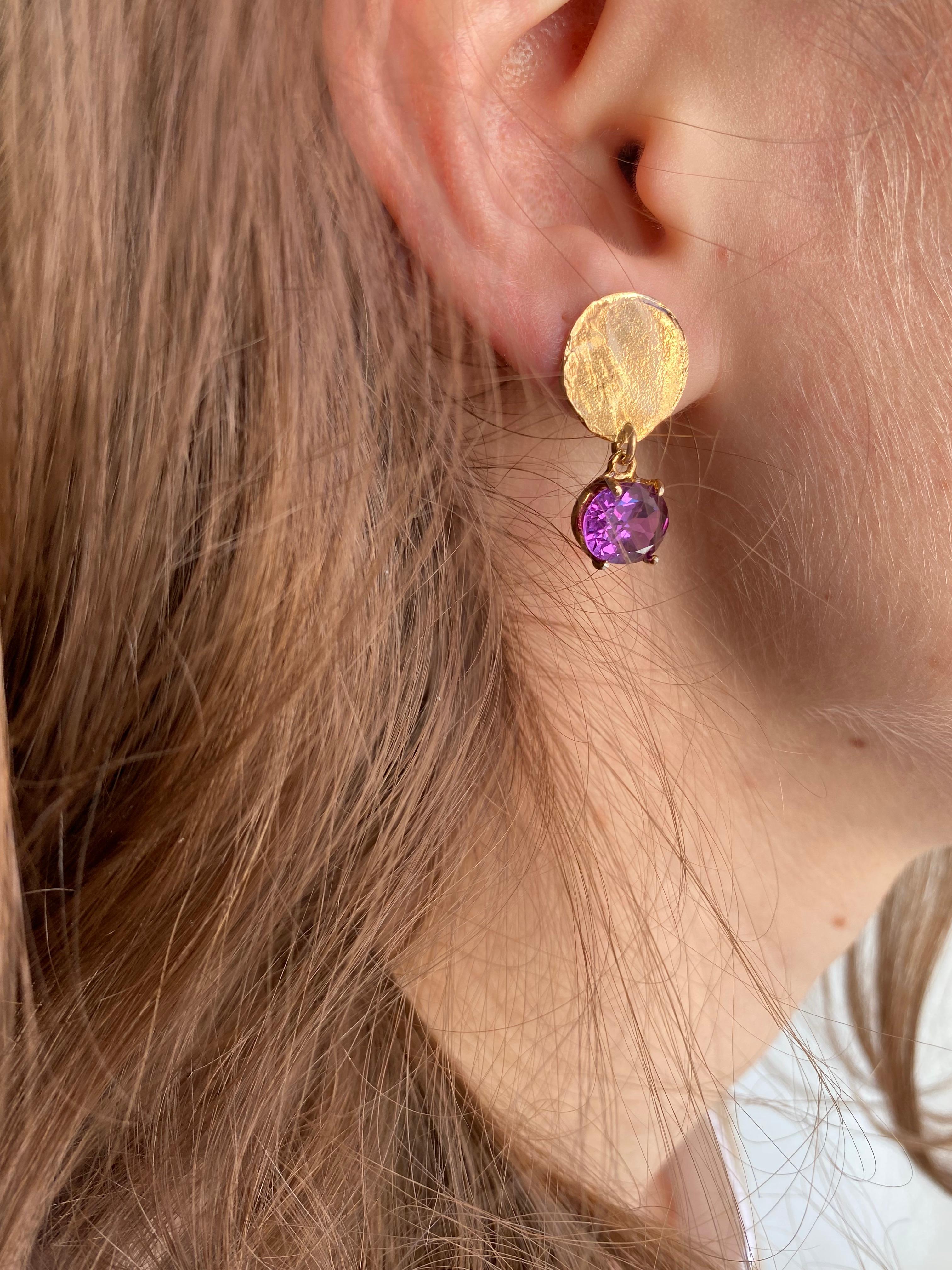 Handcrafted 18 Karat Yellow Gold Amethyst Design Dangle Earrings  For Sale 1