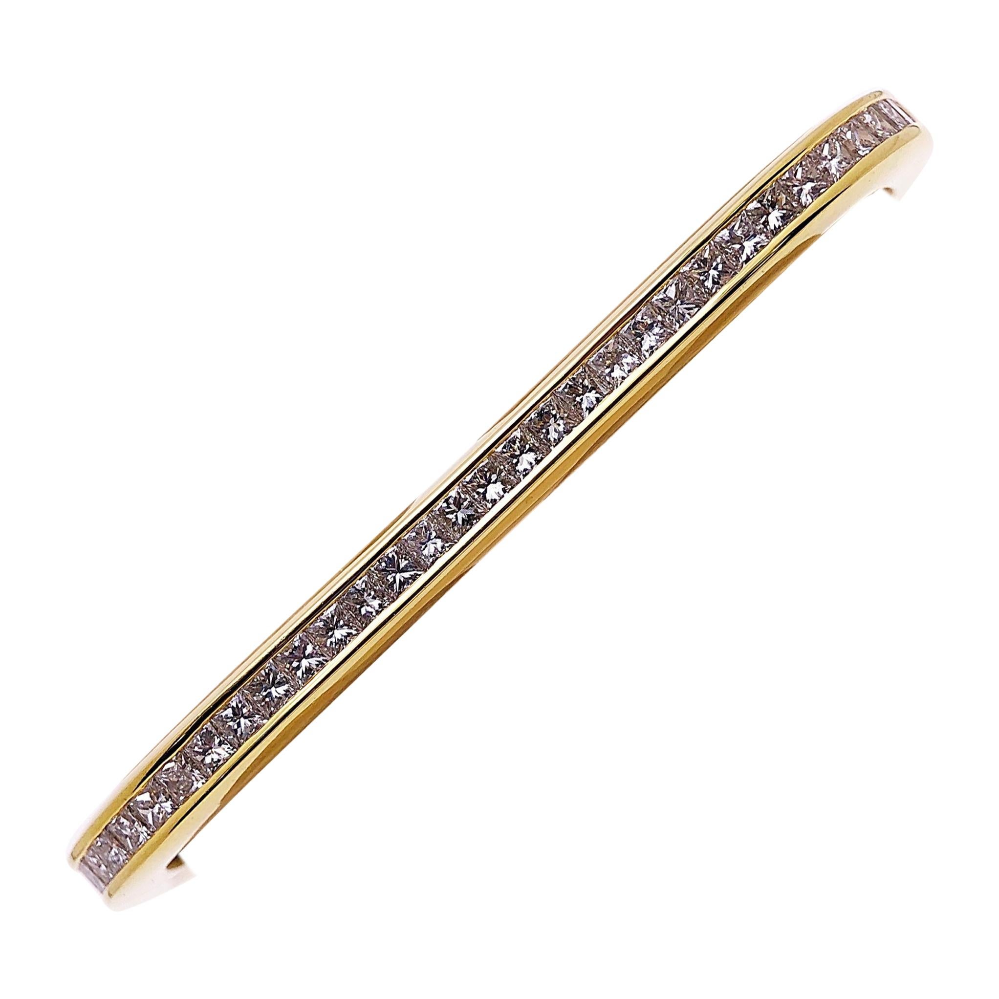 18 Karat Yellow Gold and 2.96 Carat Princess Cut Diamond Bangle Bracelet For Sale