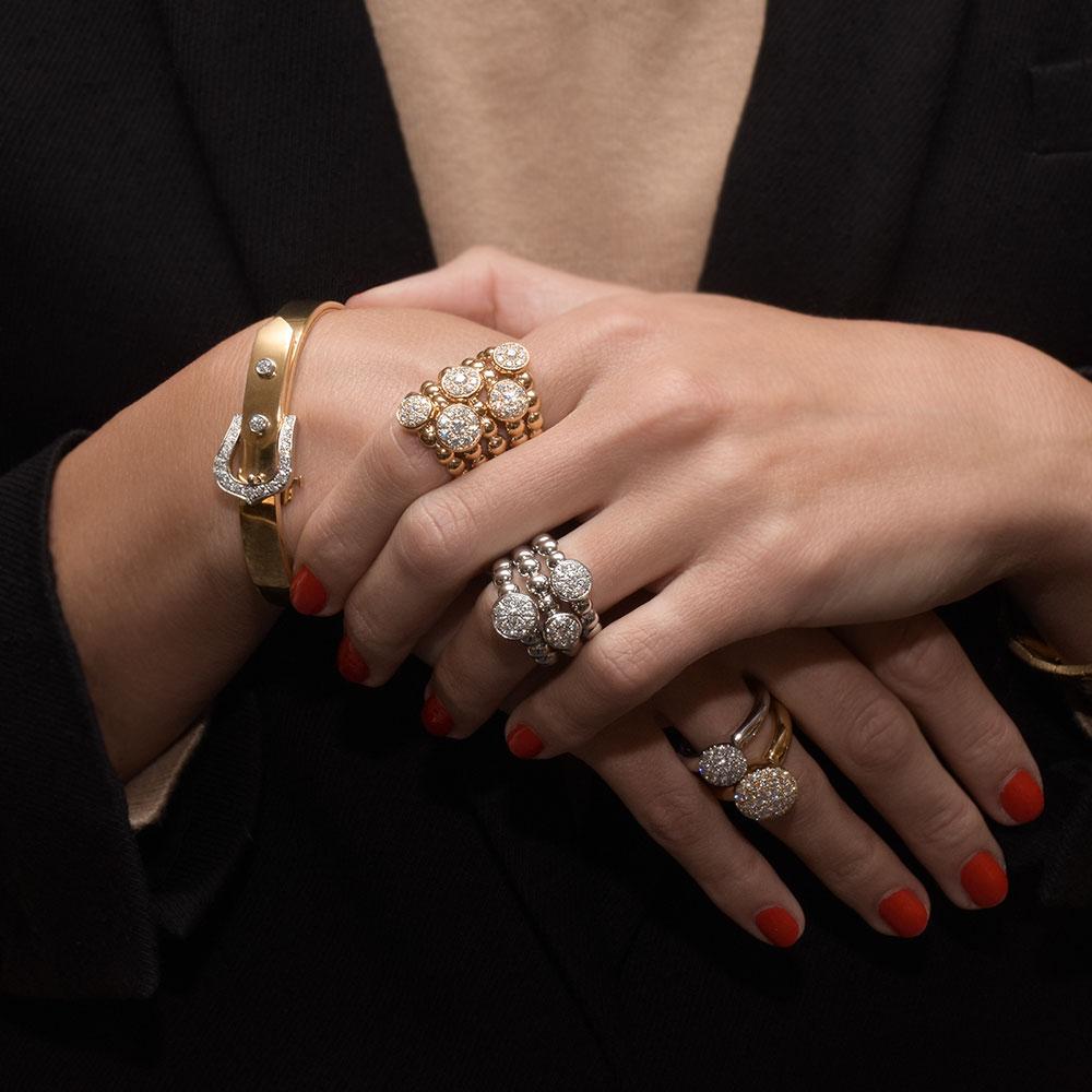 Moderne Bracelet jonc à boucle en or jaune 18 carats et diamants 0,66 carat en vente