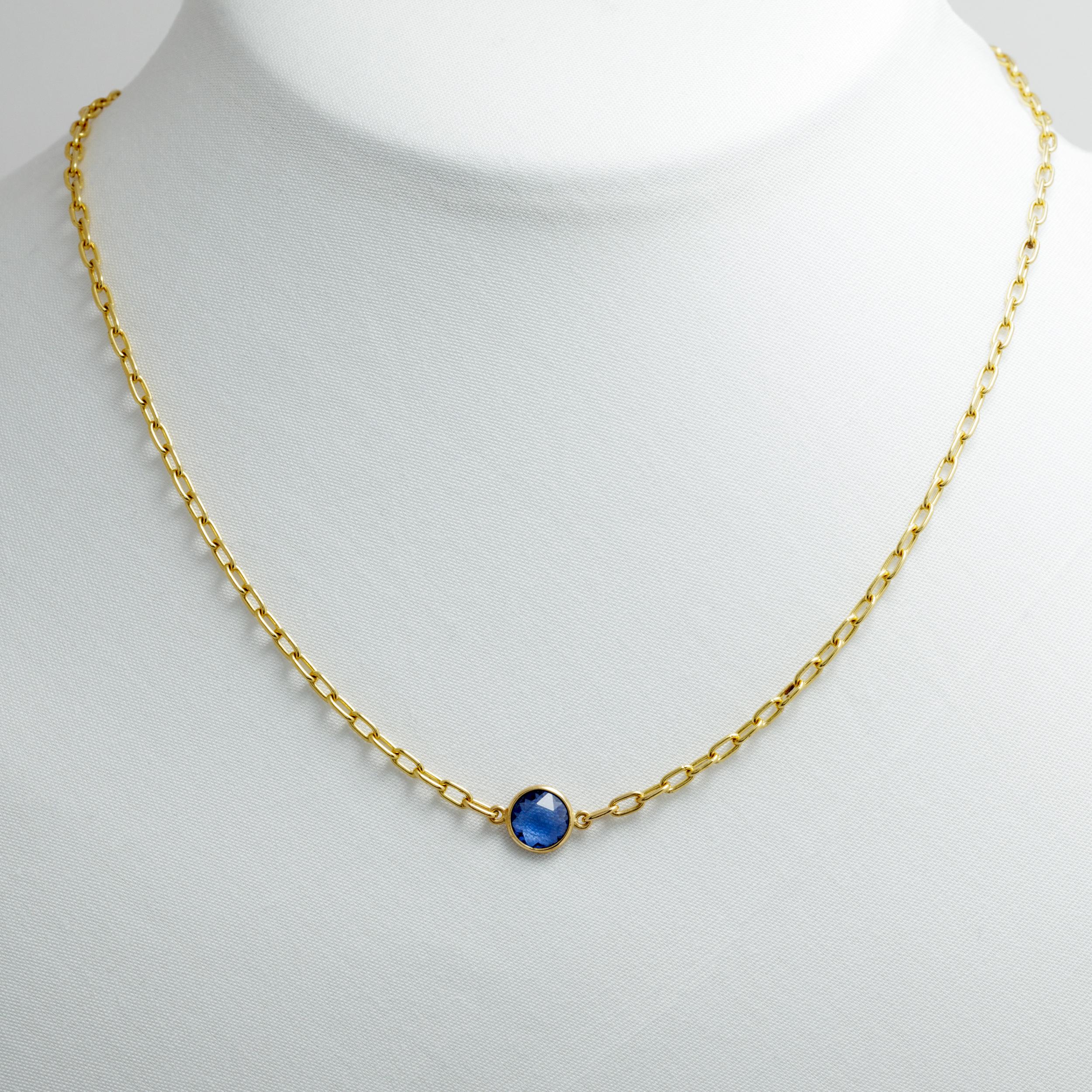 Modern 18 Karat Yellow Gold and a 0.90 Carat Ceylon Sapphire Chain Necklace For Sale