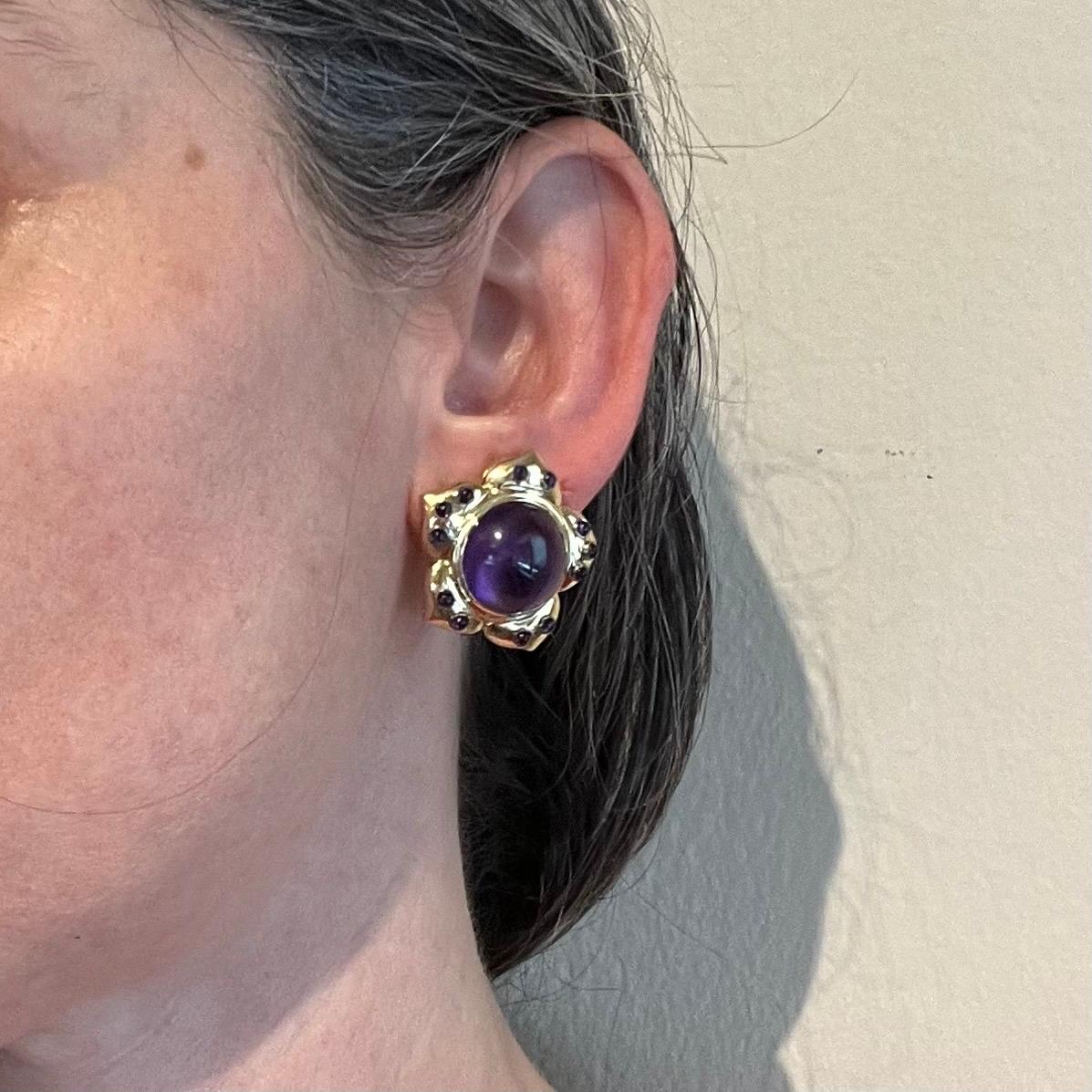 18 Karat Yellow Gold and Amethyst Flower Earclips In Good Condition In Zurich, CH