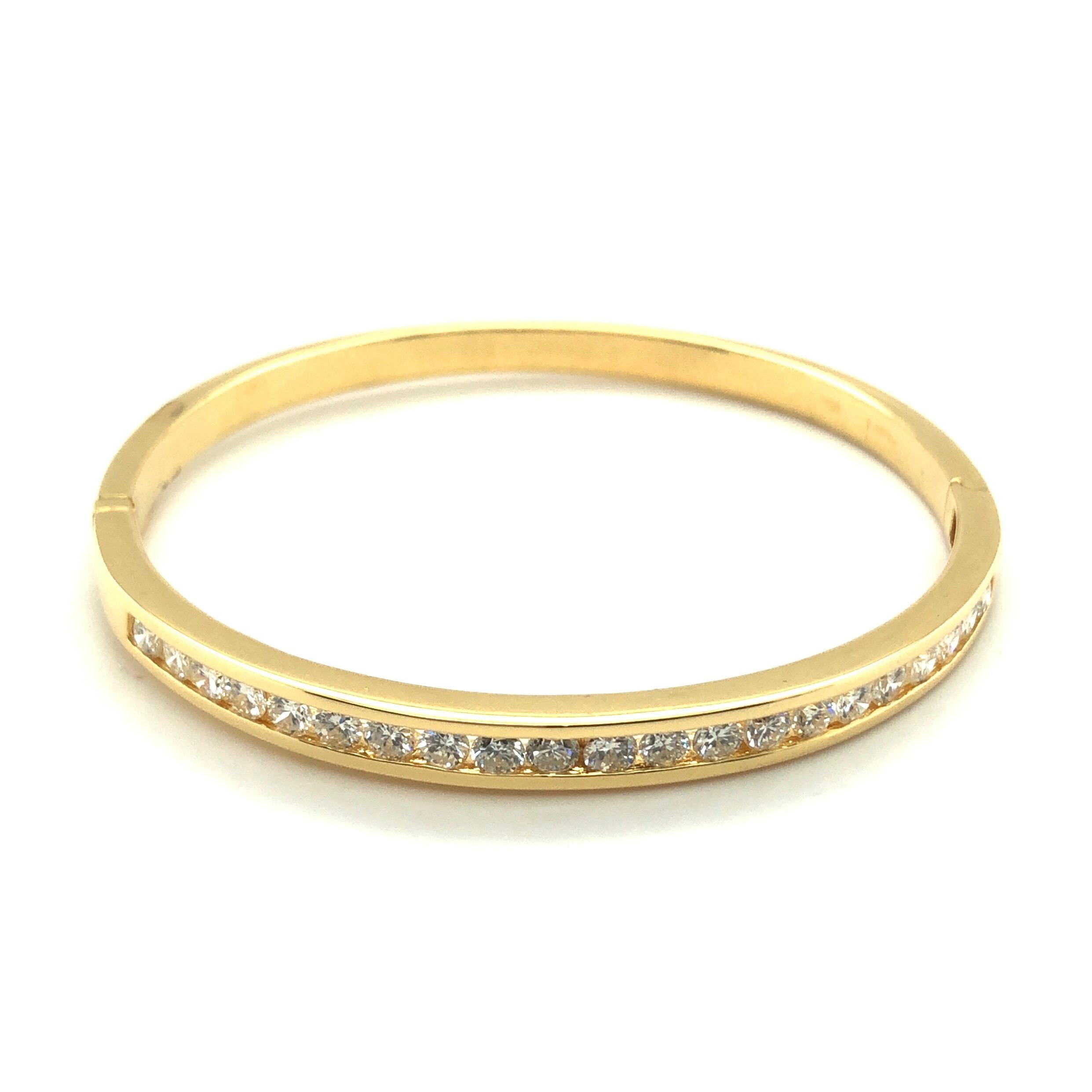 Elegantes Armband mit Scharnieren aus 18 Karat Gelbgold und Diamanten im Brillantschliff von Larry.
Ovaler Armreif aus 18 Karat Gelbgold, mit 21 Diamanten im Brillantschliff von insgesamt ca. 2,1 Karat besetzt. Der Armreif wird mit einem sicheren
