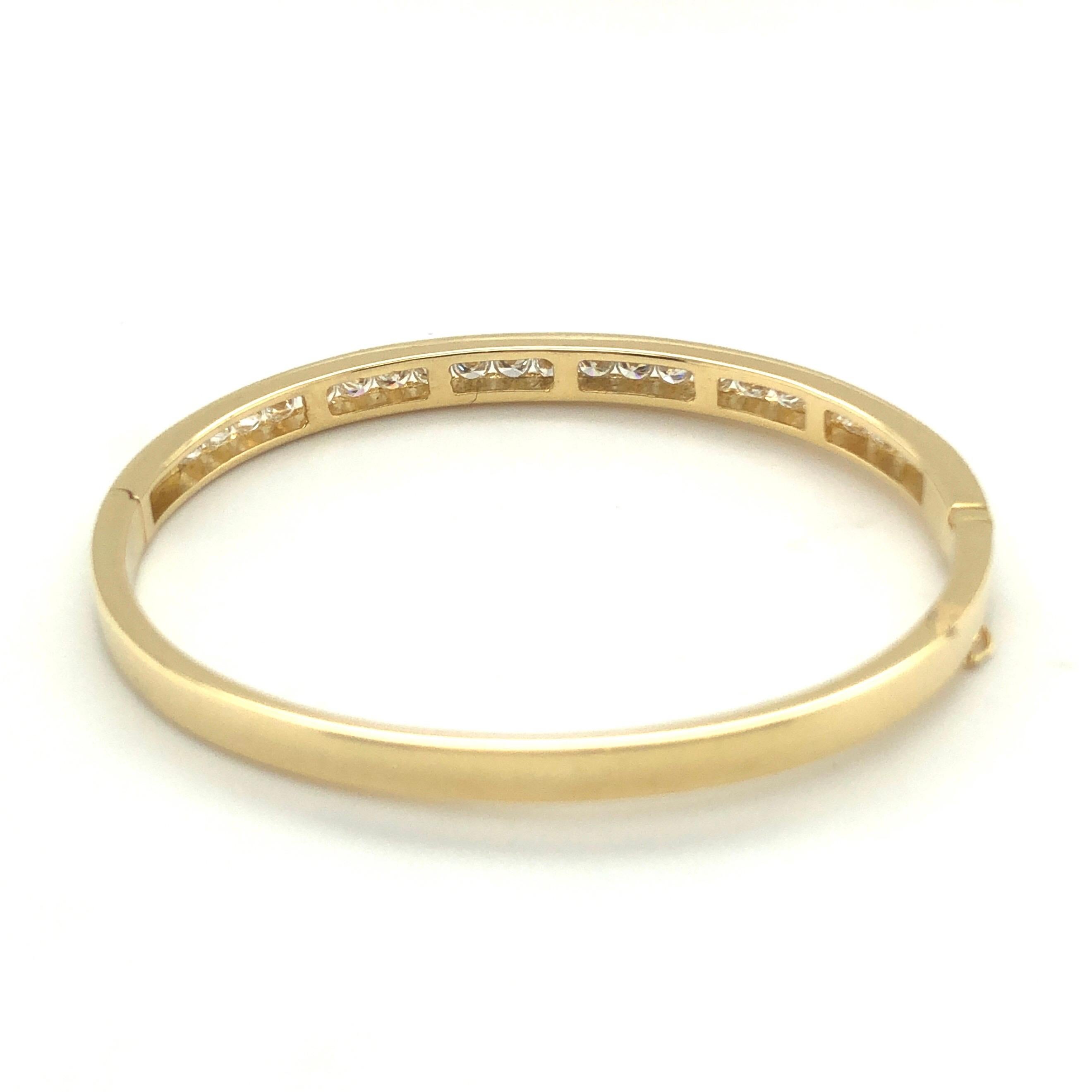 Armreif mit Scharnier aus 18 Karat Gelbgold und Diamanten im Brillantschliff im Zustand „Gut“ in Zurich, CH