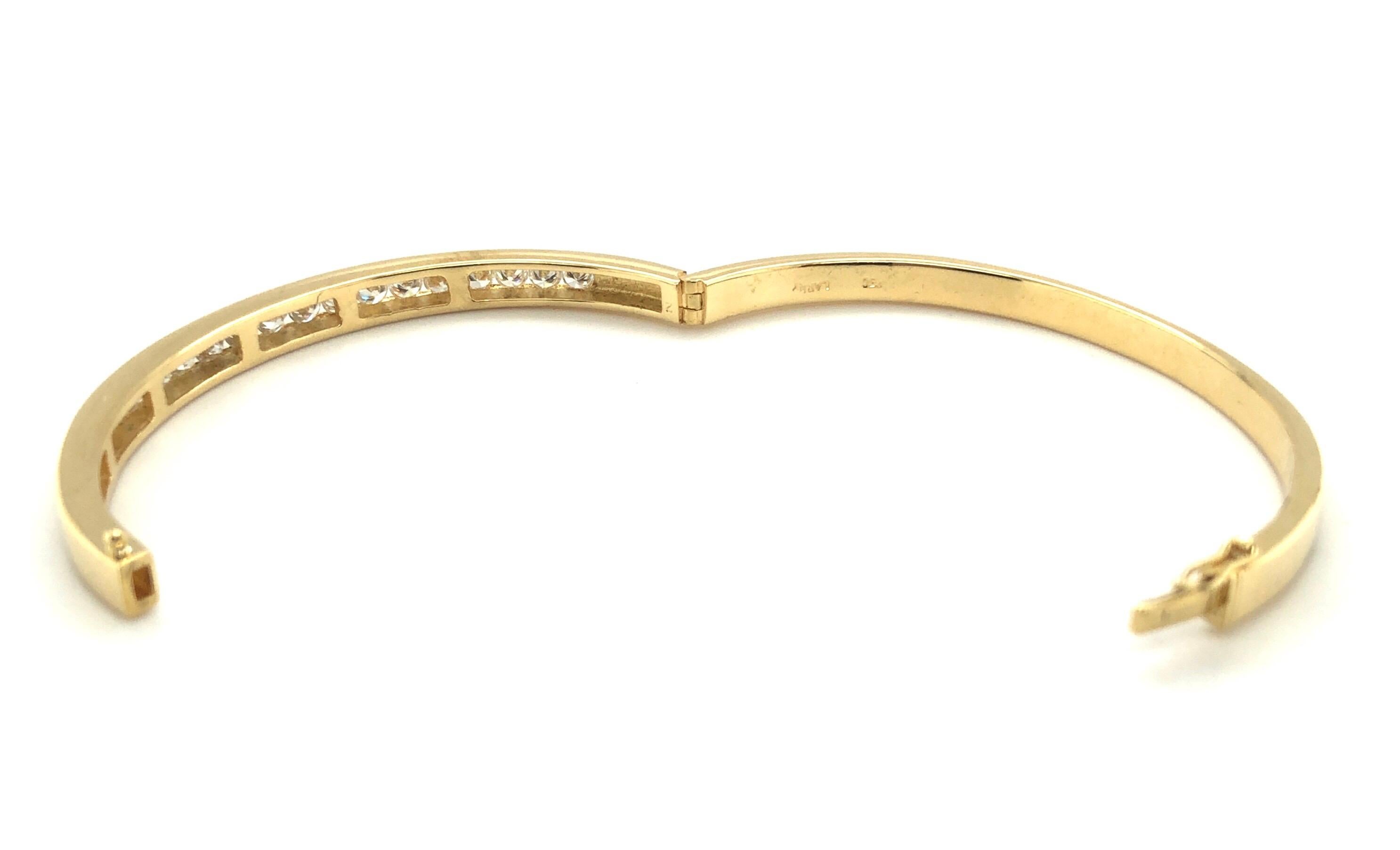 Armreif mit Scharnier aus 18 Karat Gelbgold und Diamanten im Brillantschliff Damen