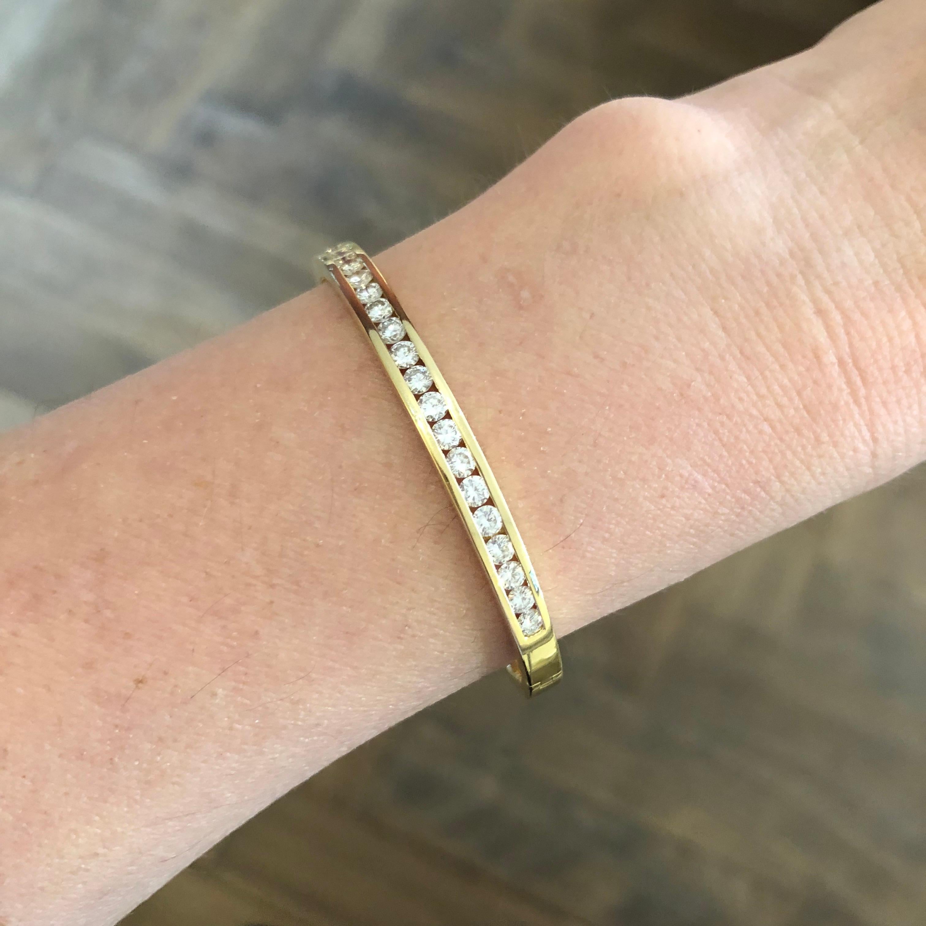 Armreif mit Scharnier aus 18 Karat Gelbgold und Diamanten im Brillantschliff 3