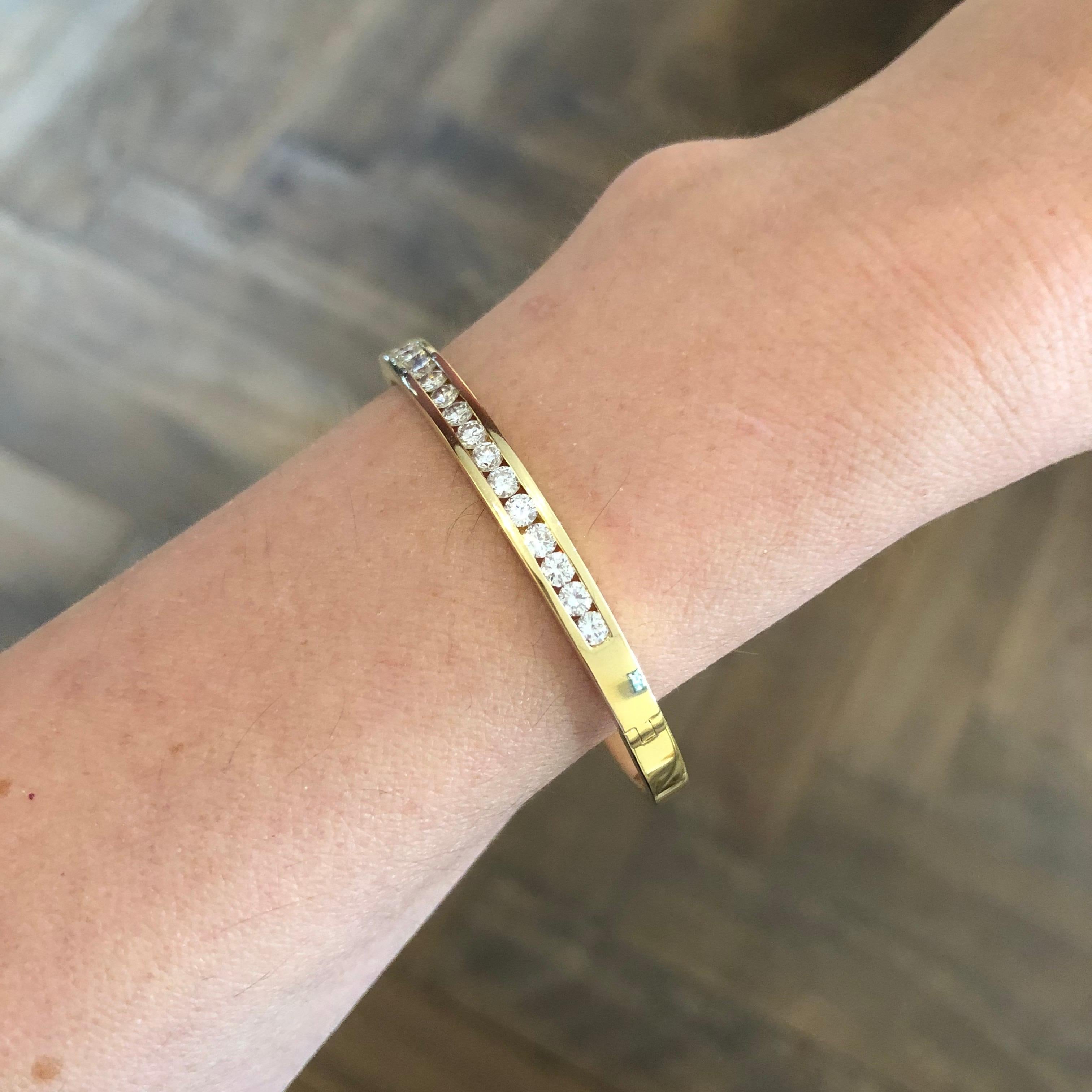 Armreif mit Scharnier aus 18 Karat Gelbgold und Diamanten im Brillantschliff 4