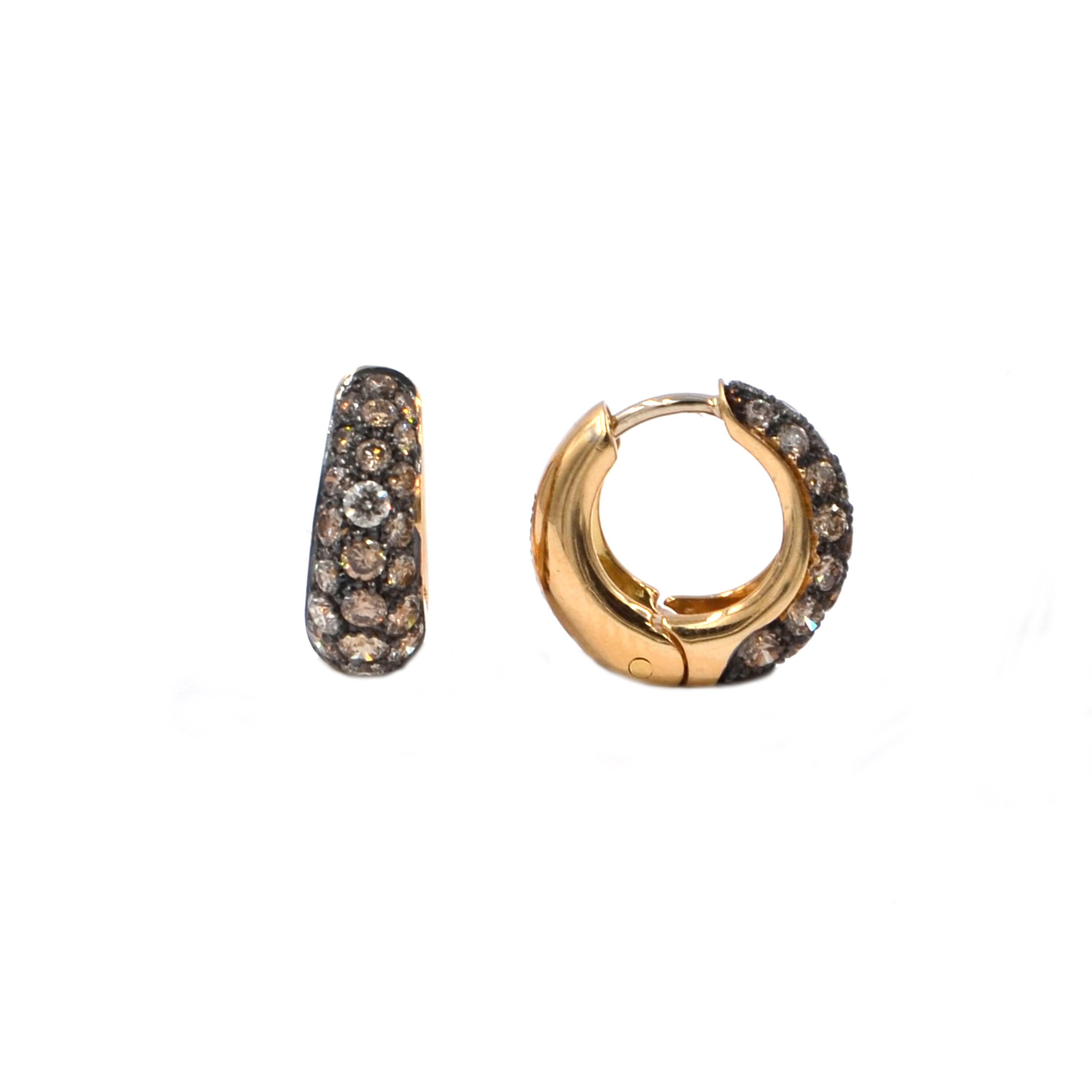 18 Karat Yellow Gold and Brown Diamonds Pavè Garavelli Huggie Earrings
The traditional and classic huggies for every day wearing in a gently graduated shape .
Width mm.5.5 height mm.13.5 internal diameter mm.8
18KT GOLD gr : 6.70
BROWN DIAMONDS ct :