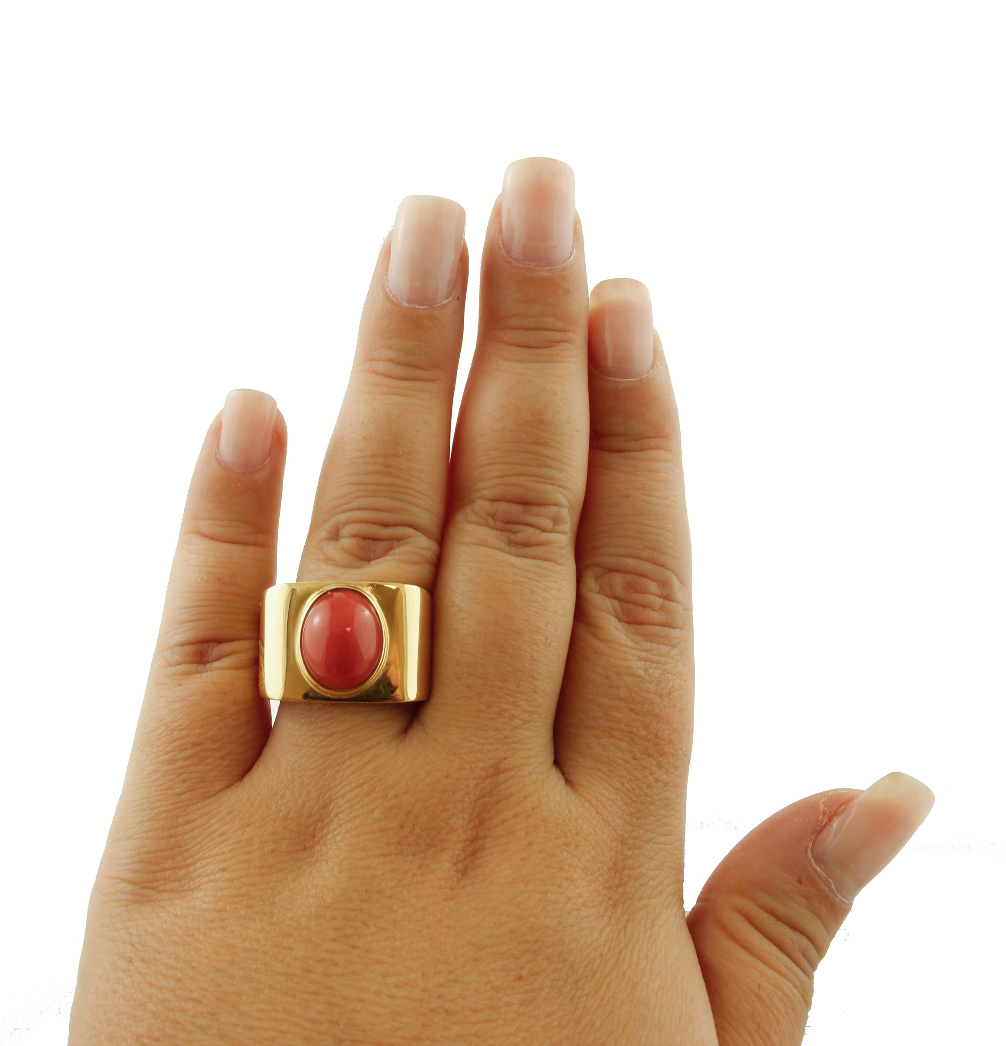 Retro 18 Karat Yellow Gold and Central Coral Ring