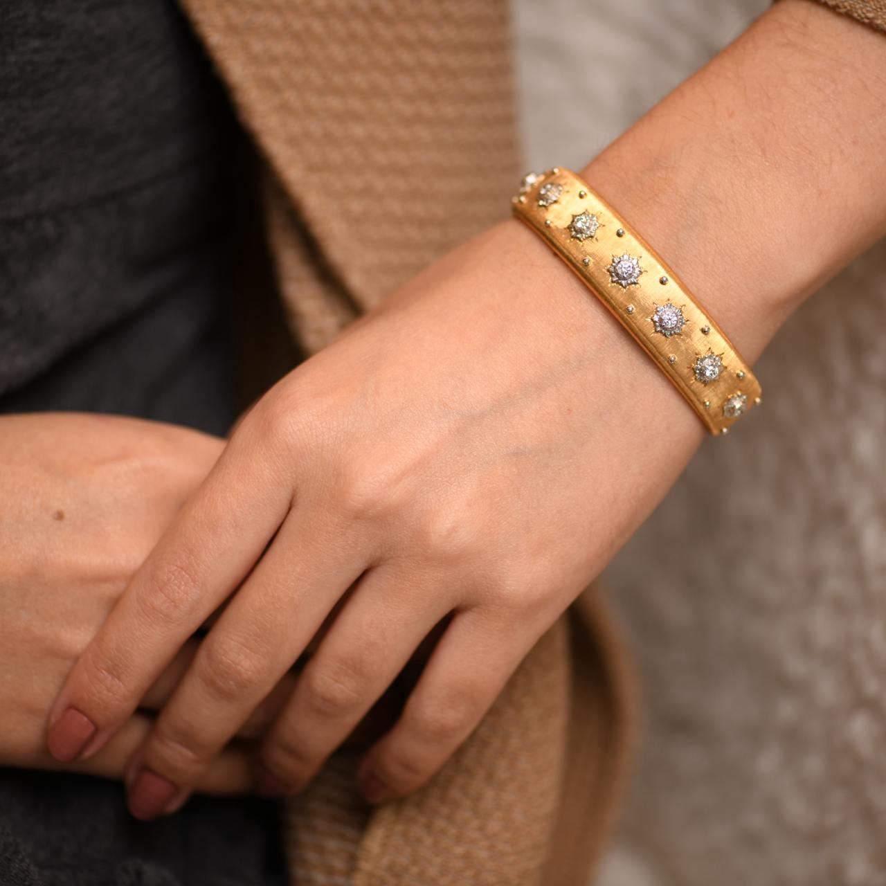 Weight                                   30.8g  
Width                                     12mm     
_____________________________________________
Metal                                     18K Yellow & White Gold
Length                              