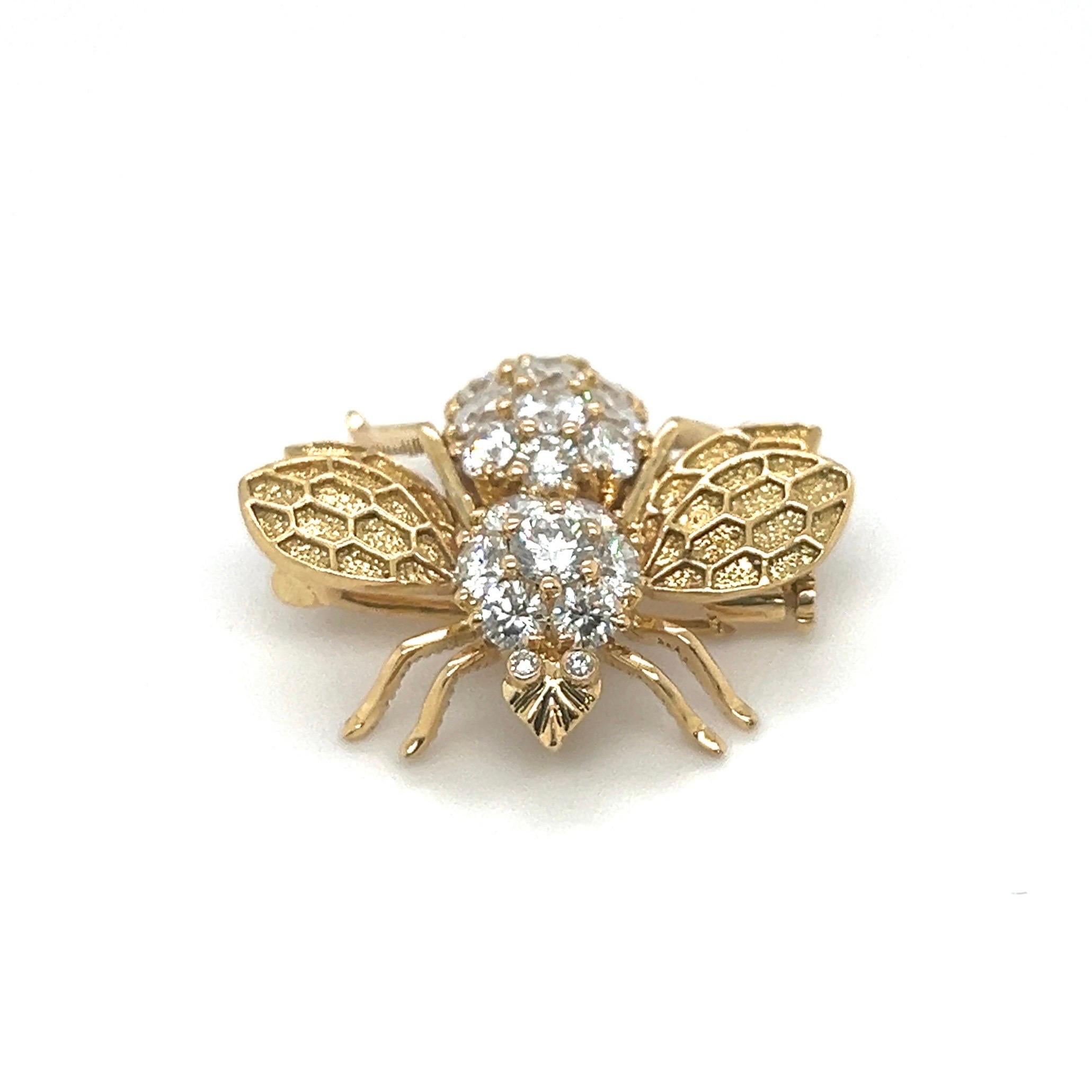 Bezaubernder Anhänger/Brosche aus 18-karätigem Gelbgold und Diamanten in Form einer Biene.

Diese sommerliche Brosche/Anhänger aus 18 Karat Gelbgold ist in Form einer stilisierten Biene gestaltet. Die Flügel sind aus fein strukturiertem Gold, der