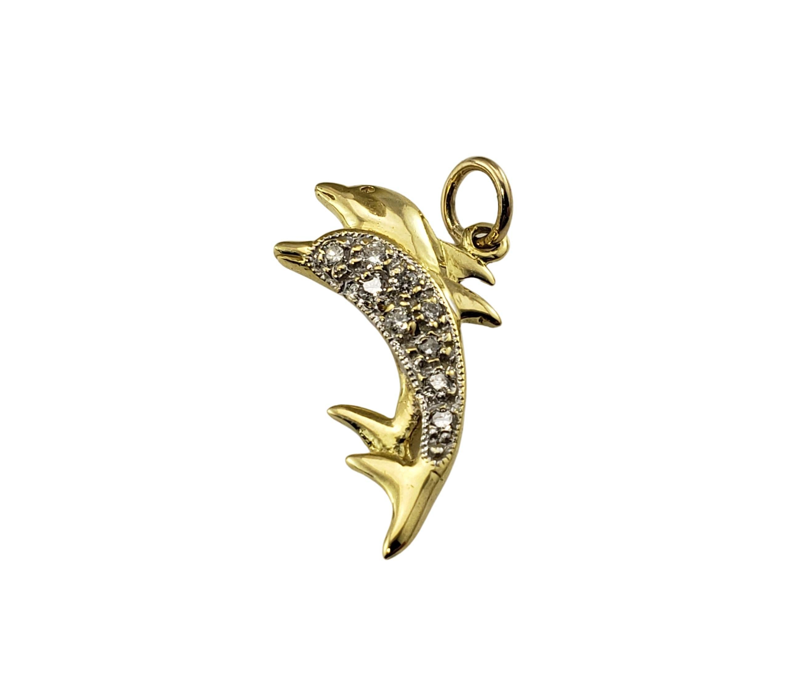 Taglio brillante Charm a forma di delfino in oro giallo 18 carati e diamanti in vendita