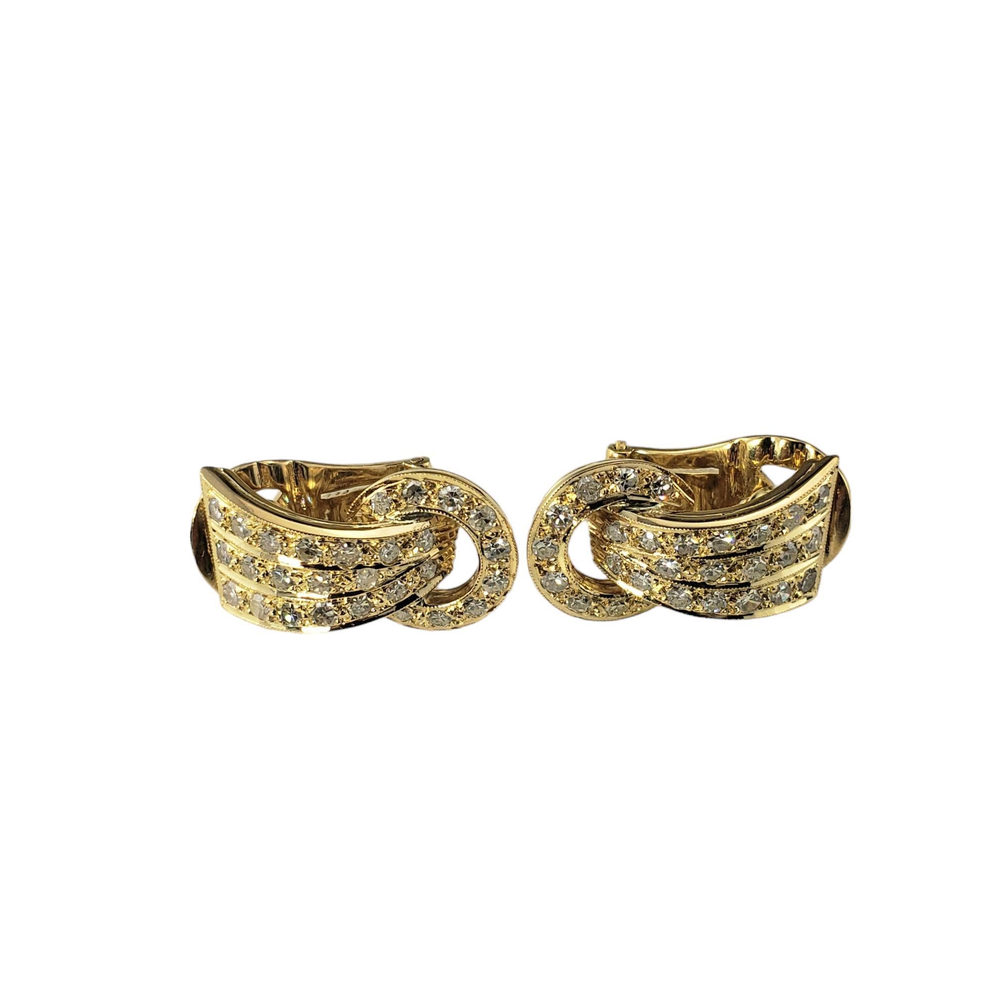Orecchini vintage in oro giallo 18 carati e diamanti

Questi eleganti orecchini presentano ciascuno 28 diamanti rotondi a taglio singolo incastonati nel classico oro giallo 18 carati. Chiusure a cerniera.

Peso totale approssimativo dei diamanti: 