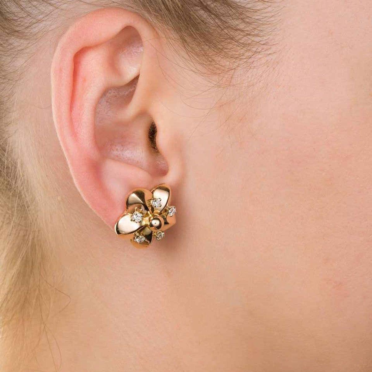 18 Karat Yellow Gold and Diamond Floral Stud Earrings For Sale 2