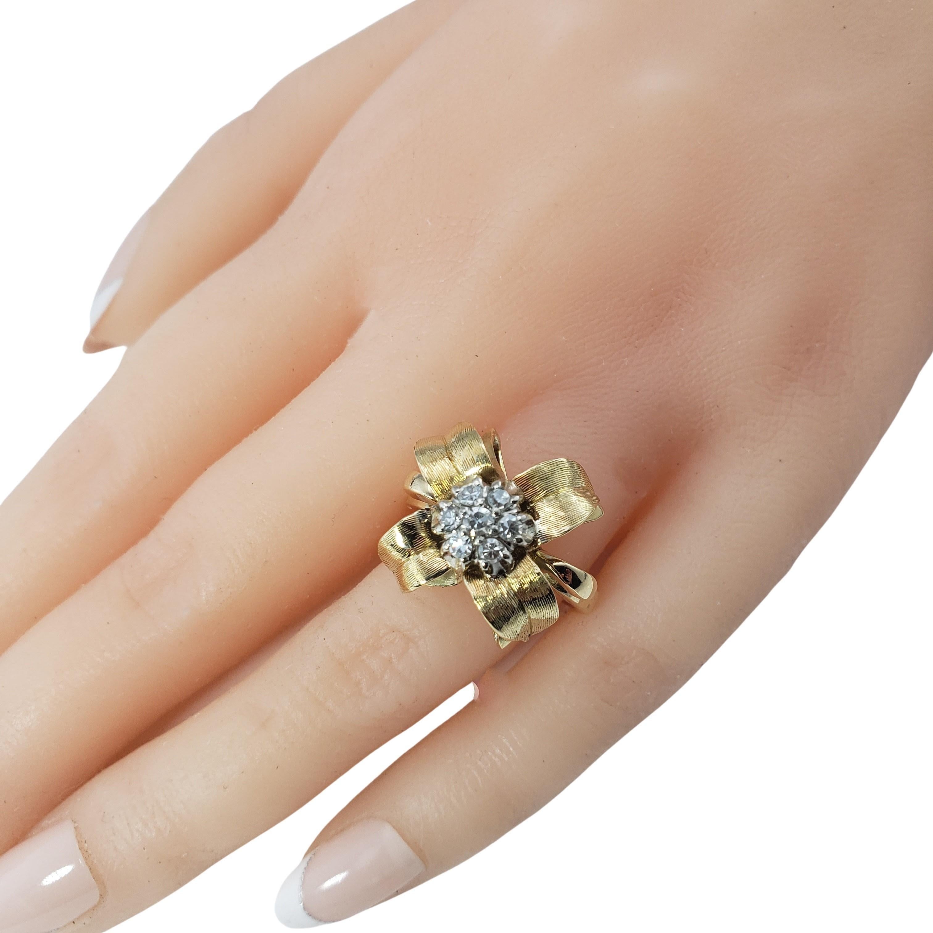 Vintage 18 Karat Gelbgold und Diamant Blume Ring Größe 6,75-

Dieser atemberaubende Ring ist mit sieben runden, einzeln geschliffenen Diamanten besetzt, die in wunderschönes 18-karätiges Gelbgold gefasst sind. Breite: 17 mm.
Schaft: 2