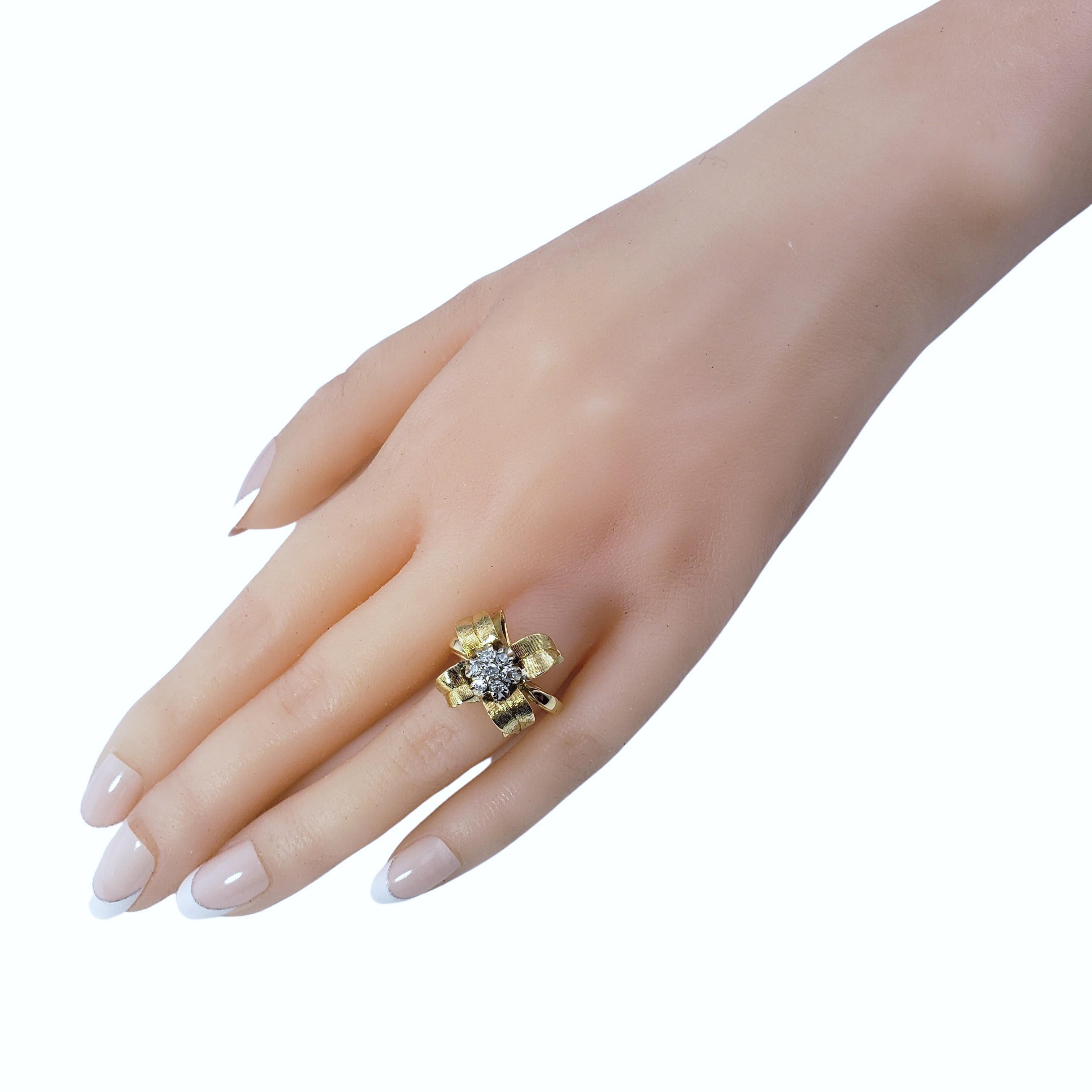 18 Karat Gelbgold und Diamant-Blumenring (Rundschliff)
