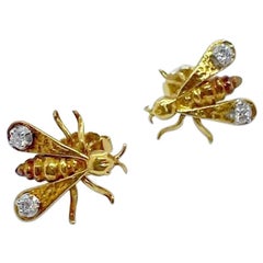 Boucles d'oreilles en forme de mouche en or jaune 18 carats et diamants