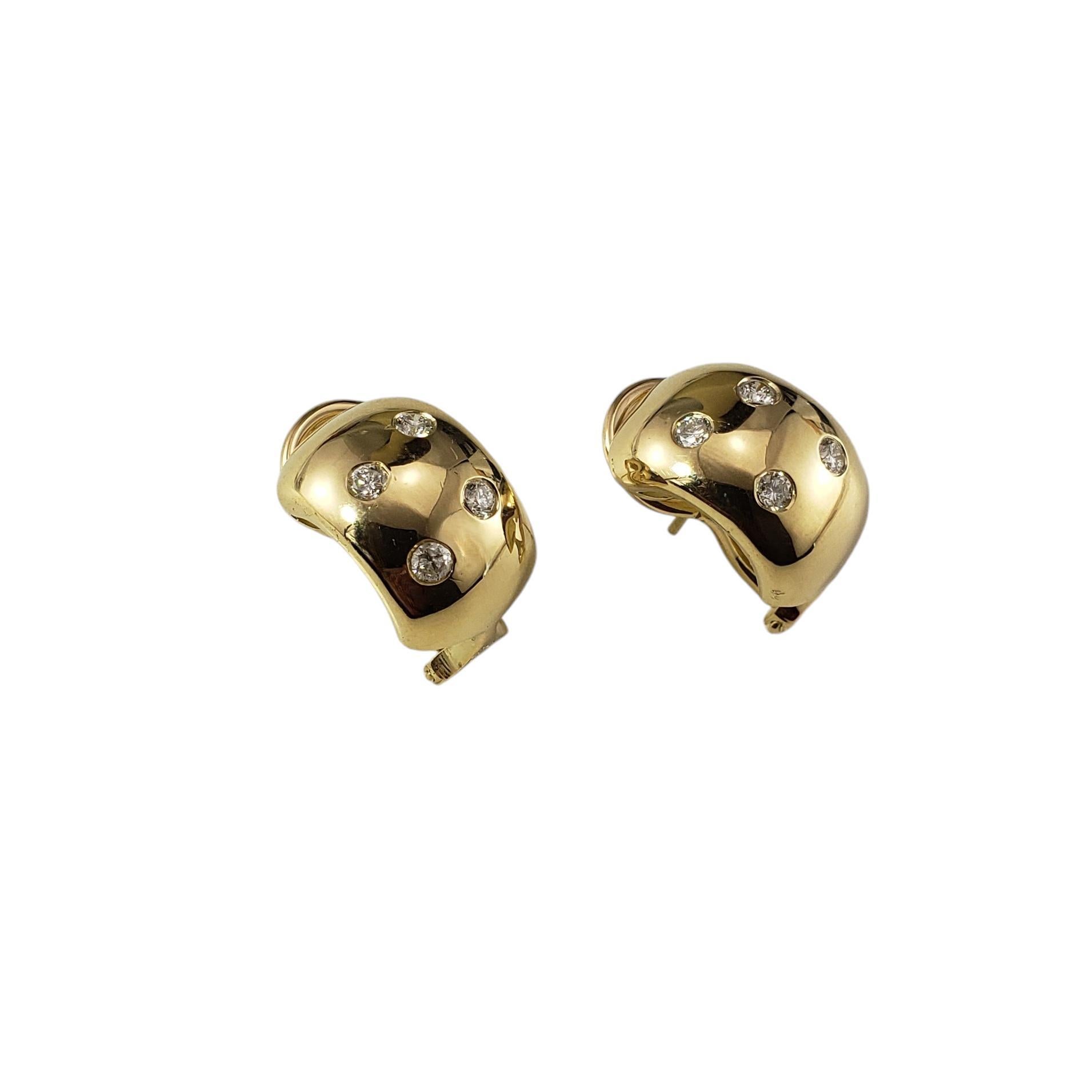 Orecchini a cerchio con diamanti e oro giallo 18 carati

Questi eleganti orecchini presentano ciascuno quattro diamanti rotondi taglio brillante incastonati in oro giallo 18 carati lucido.

Chiusure posteriori a Omega.

Peso totale approssimativo