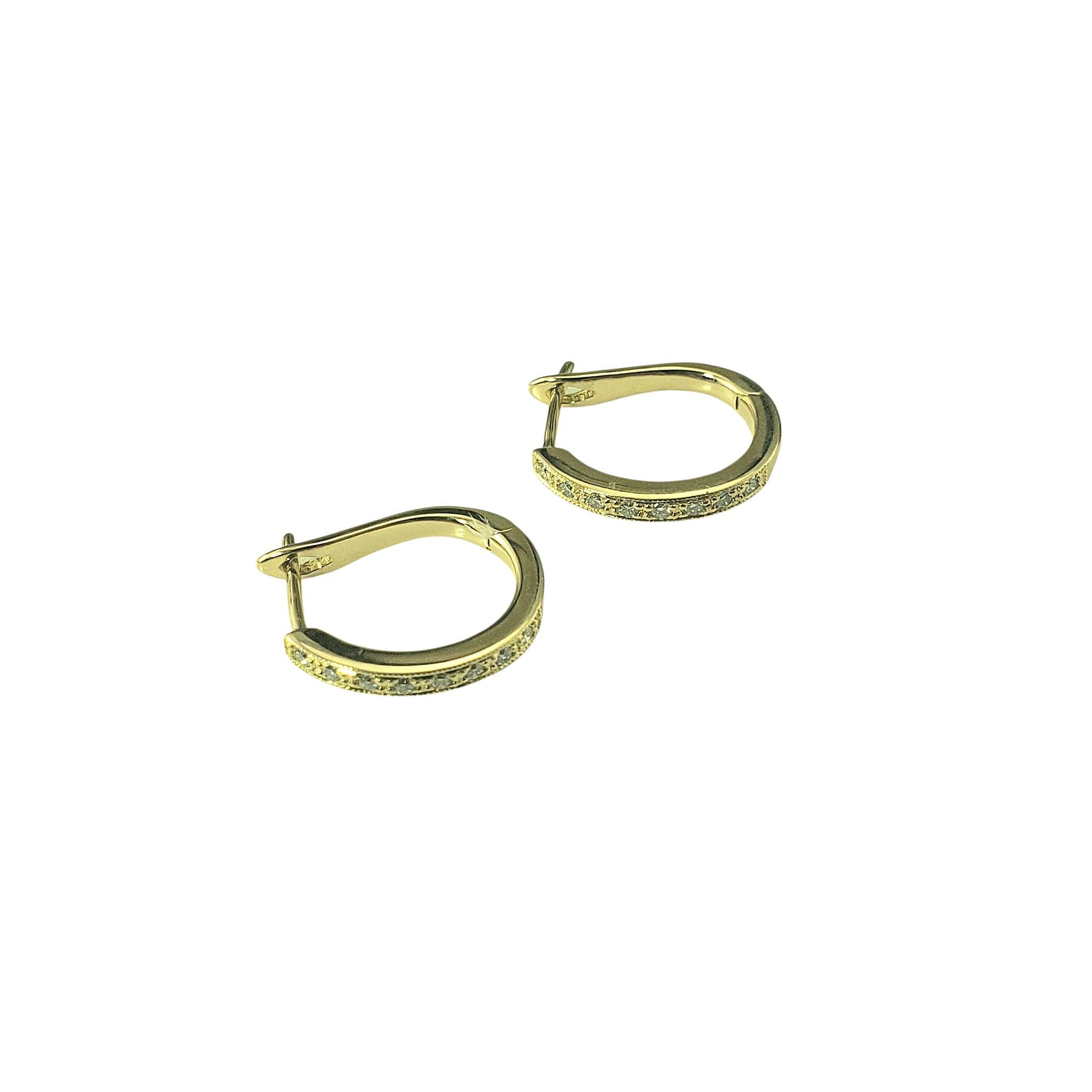 Boucles d'oreilles Huggie en or jaune 18K et diamants-

L'élégance classique rencontre le luxe quotidien dans ces boucles d'oreilles huggie en or jaune 18 carats, chacune rehaussée d'une fine rangée de 8 diamants ronds de taille brillant, offrant