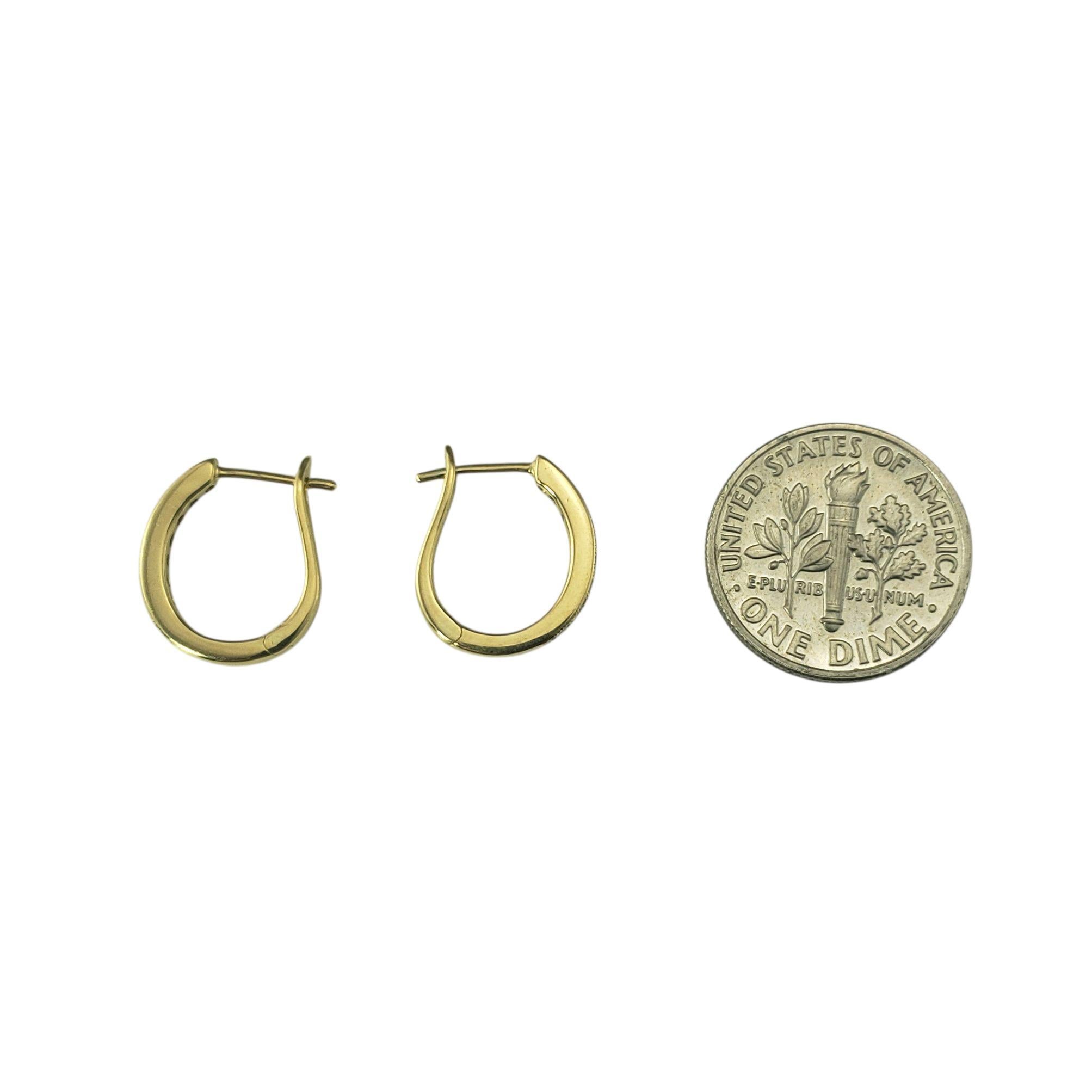 Boucles d'oreilles Huggie en or jaune 18 carats et diamants #22576 Bon état - En vente à Washington Depot, CT