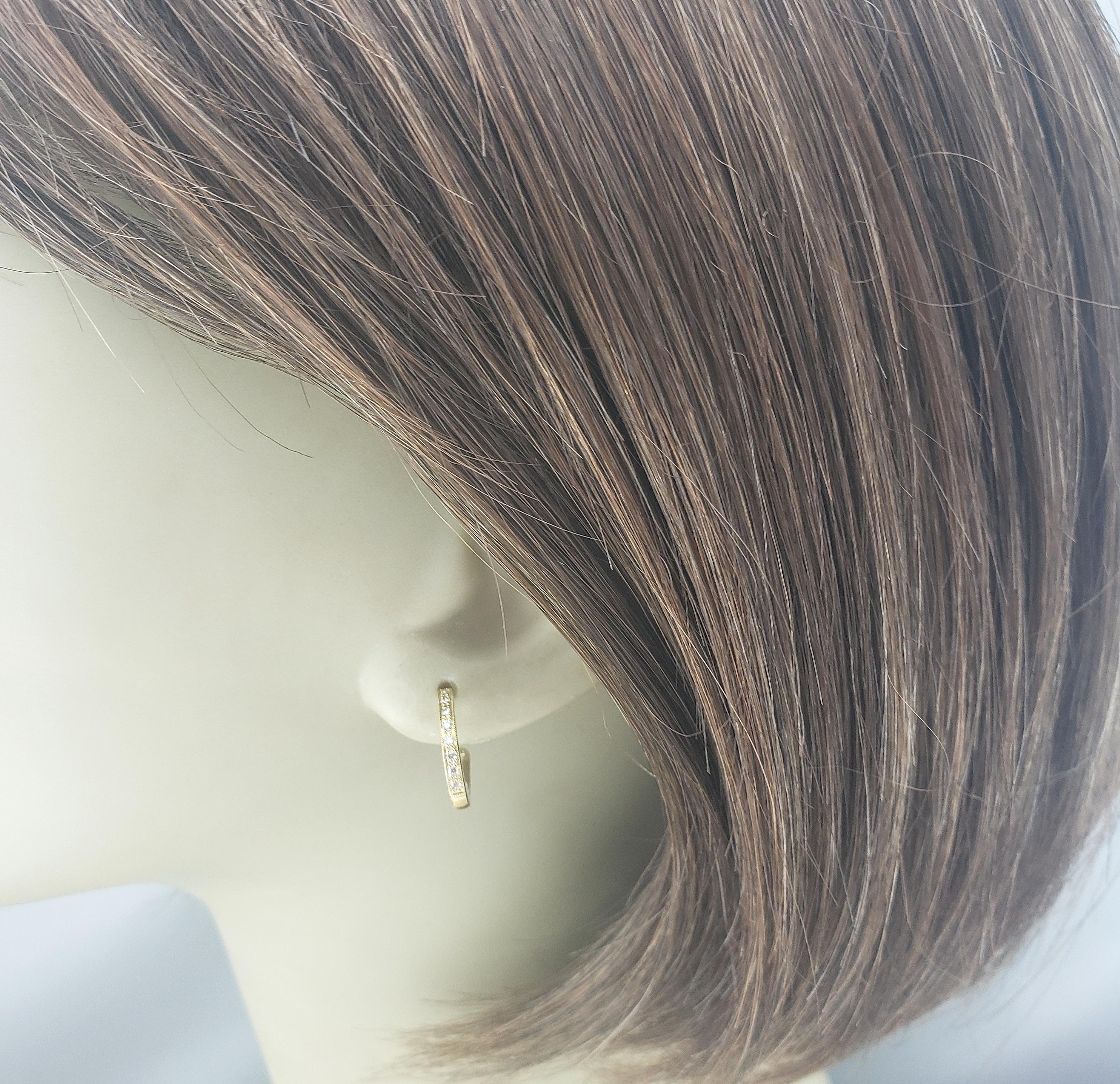 Boucles d'oreilles Huggie en or jaune 18 carats et diamants #22576 en vente 1