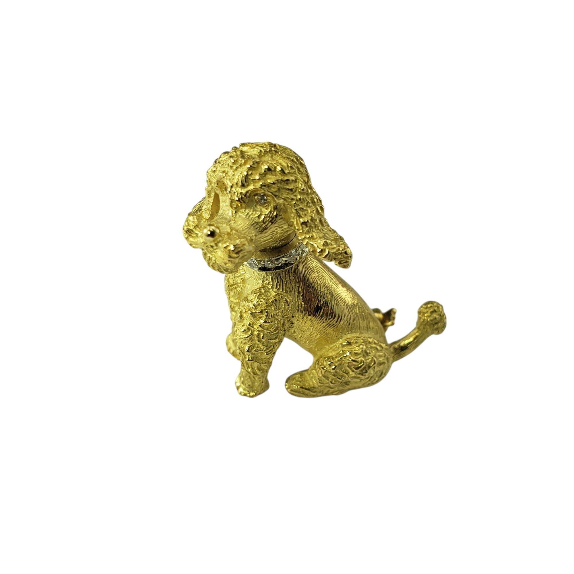 Spilla/spilla a forma di barboncino in oro giallo 18 carati e diamanti

Questa affascinante spilla presenta un barboncino splendidamente dettagliato realizzato in oro giallo 18 carati. Il corpo è intricato per imitare la pelliccia riccia e la