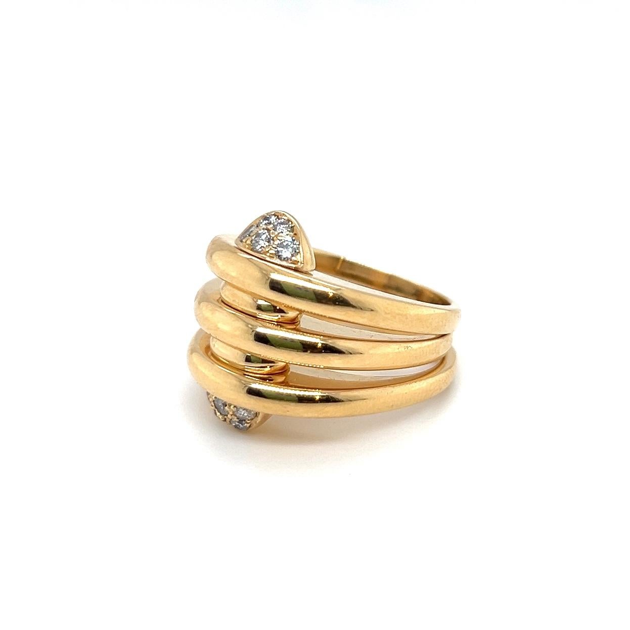 Schlichter und minimalistischer Ring aus 18 Karat Gelbgold und Diamanten des renommierten italienischen Juwelierhauses Bvlgari, Ende des 20. Jahrhunderts.

Dieser attraktive Vintage-Ring aus 18-karätigem Gelbgold besteht aus drei gelenkigen