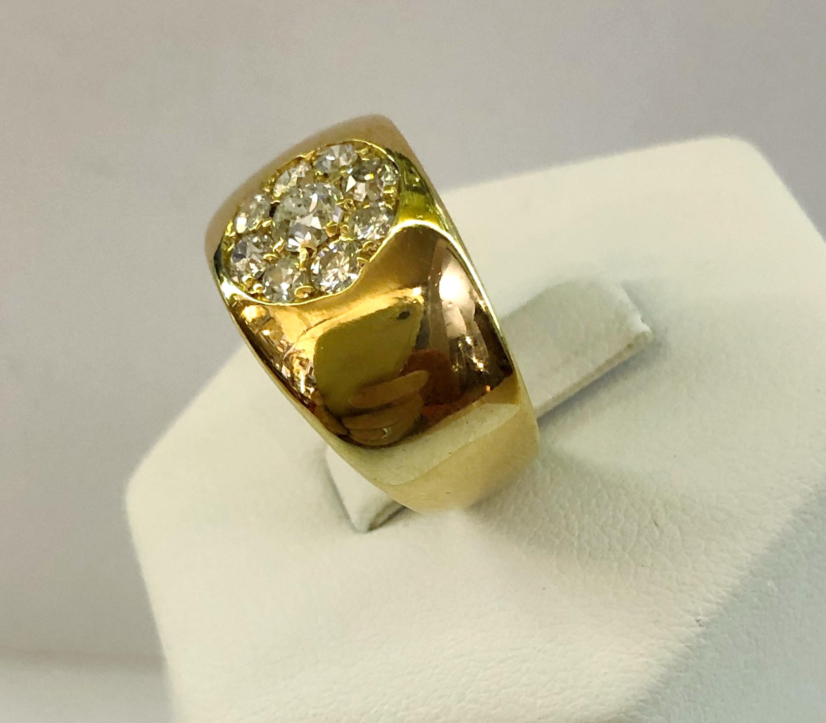 Vintage 18 karat yellow gold band ring, with brilliant diamonds for a total of 0.55 karat in the shape of a daisy, Italy 1960-1970s
Ring size US 6.25