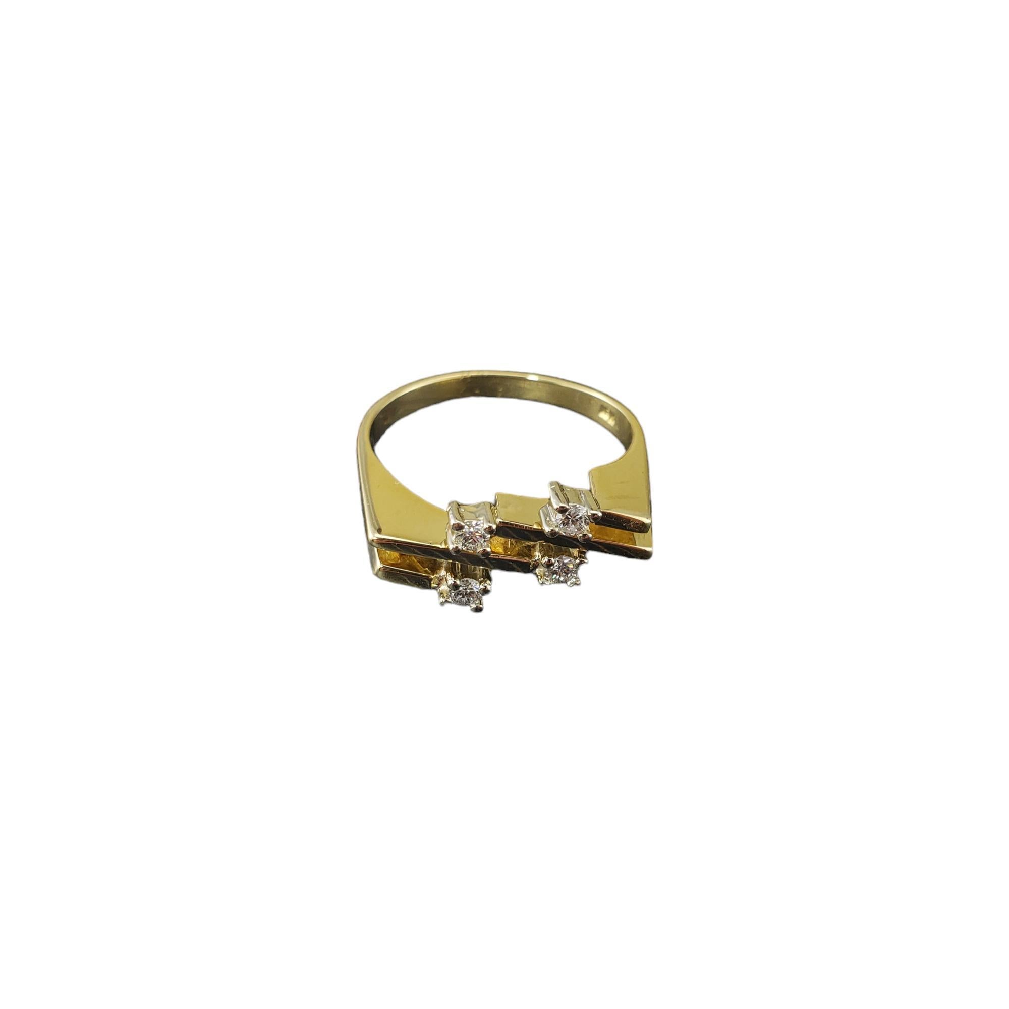 Bague en or jaune 18 carats et diamants, taille 7

Cette élégante bague présente quatre diamants ronds de taille brillante sertis dans de l'or jaune 18 carats magnifiquement détaillé.

  Largeur : 9 mm.  Tige : 2 mm.

Poids total approximatif des