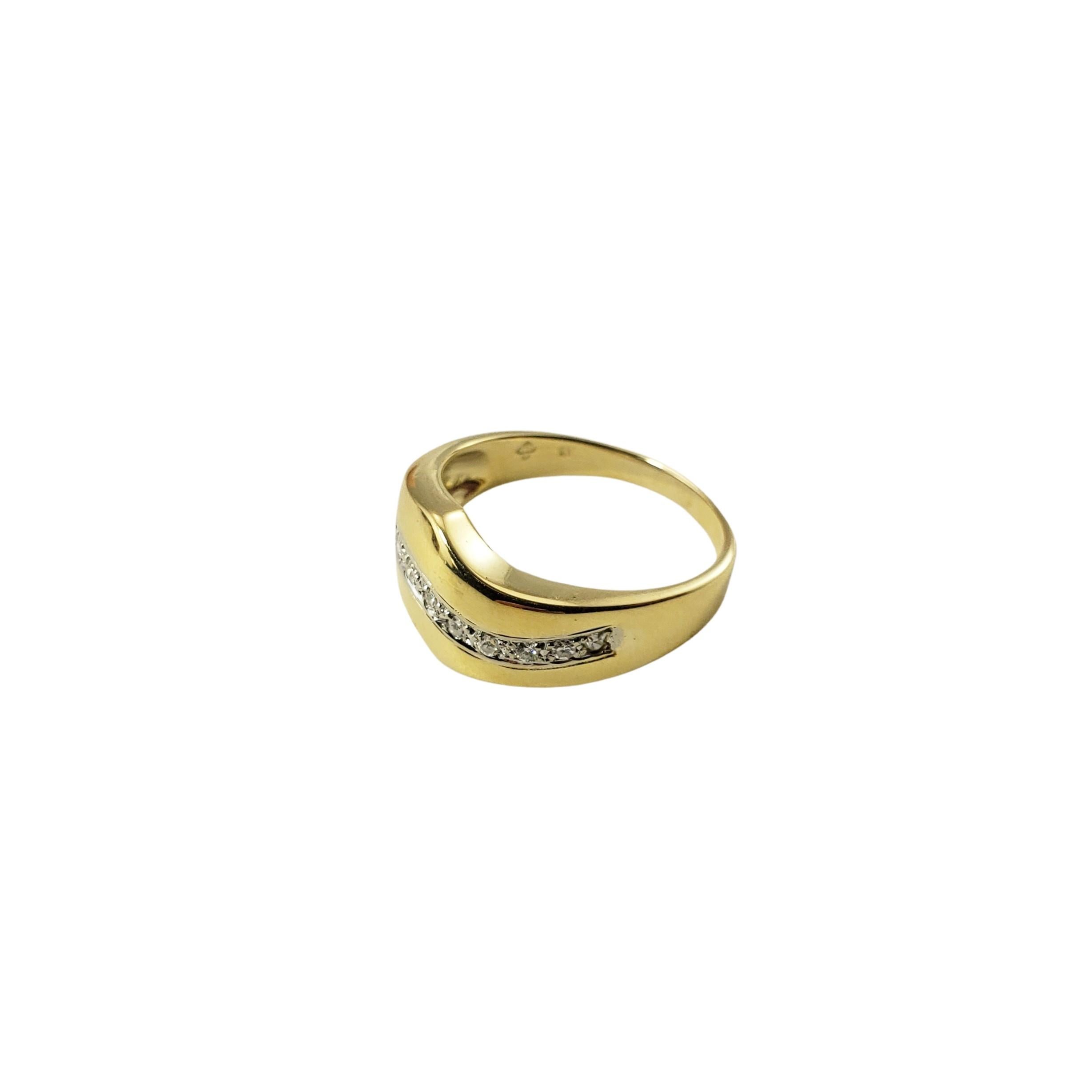 18 Karat Yellow Gold and Diamond Ring In Good Condition In Washington Depot, CT