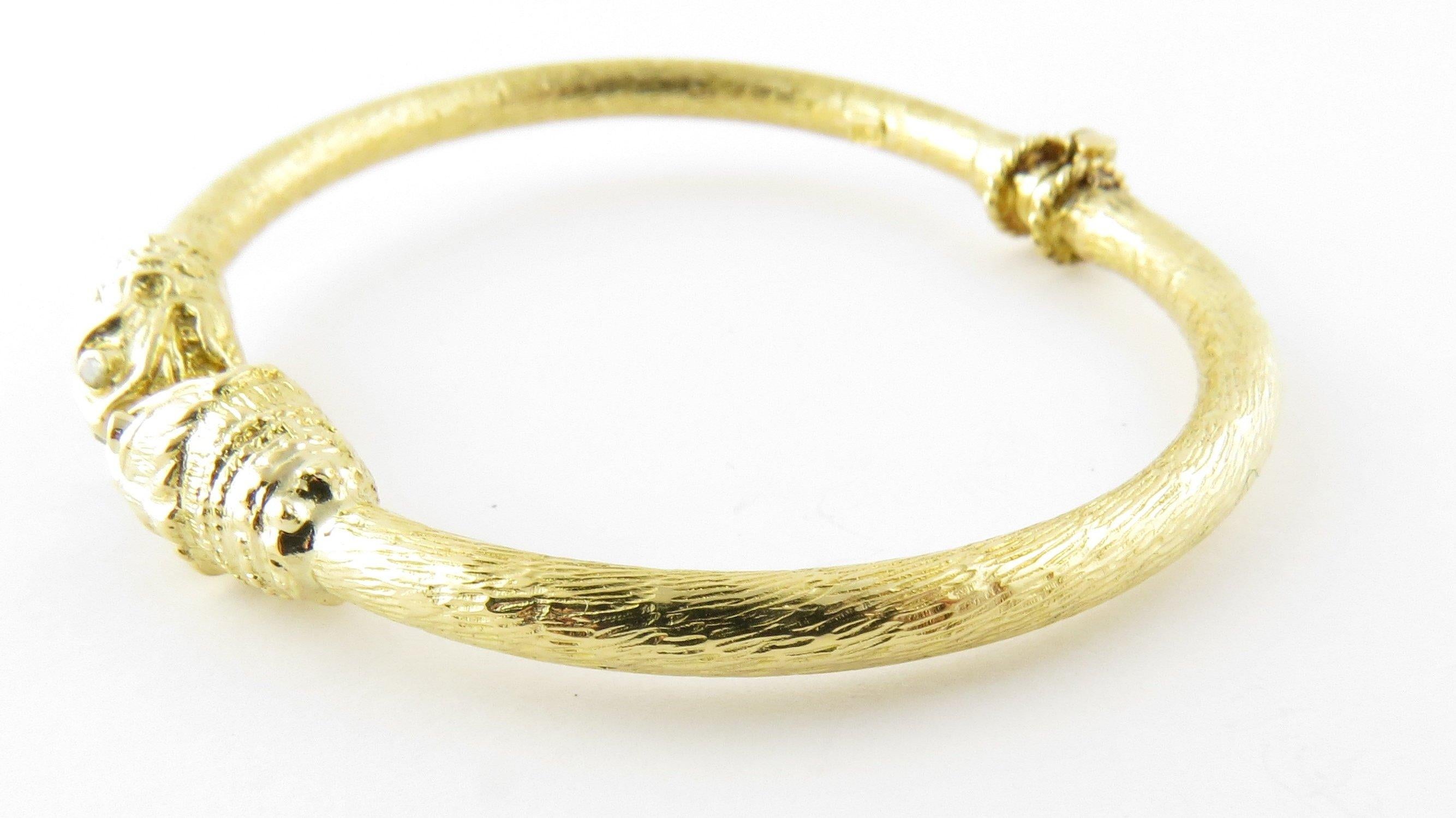 Taille ronde Bracelet jonc tête de serpent en or jaune 18 carats et diamants en vente