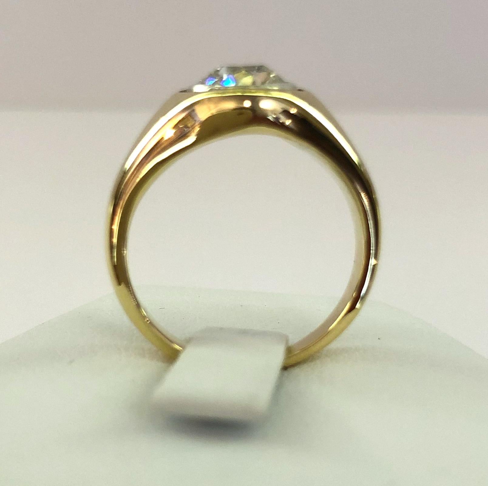 Vintage 18 karat yellow gold pinky solitaire ring with a central brilliant diamond of 0.7 karats, Italy 1930-1950s
Ring size US 4.5