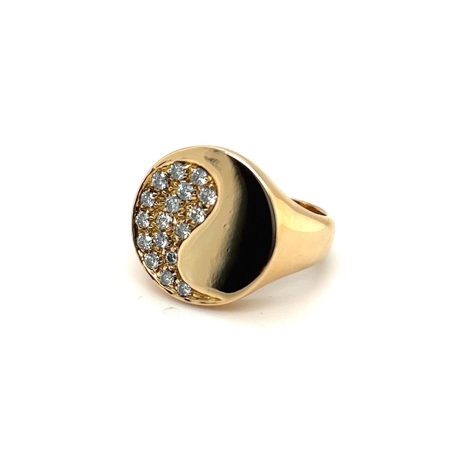 18 Karat Yellow Gold and Diamond Yin and Yang Cocktail Ring In Good Condition In Zurich, CH