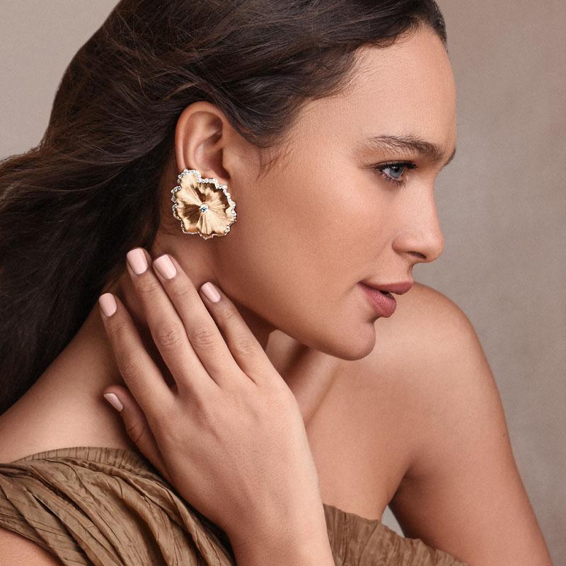 Contemporary 18 Karat Yellow Gold and Diamonds Earrings