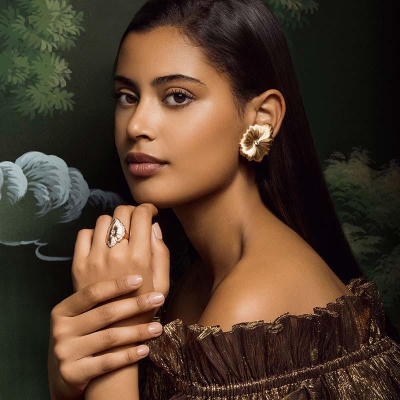 Contemporary 18 Karat Yellow Gold and Diamonds Earrings For Sale