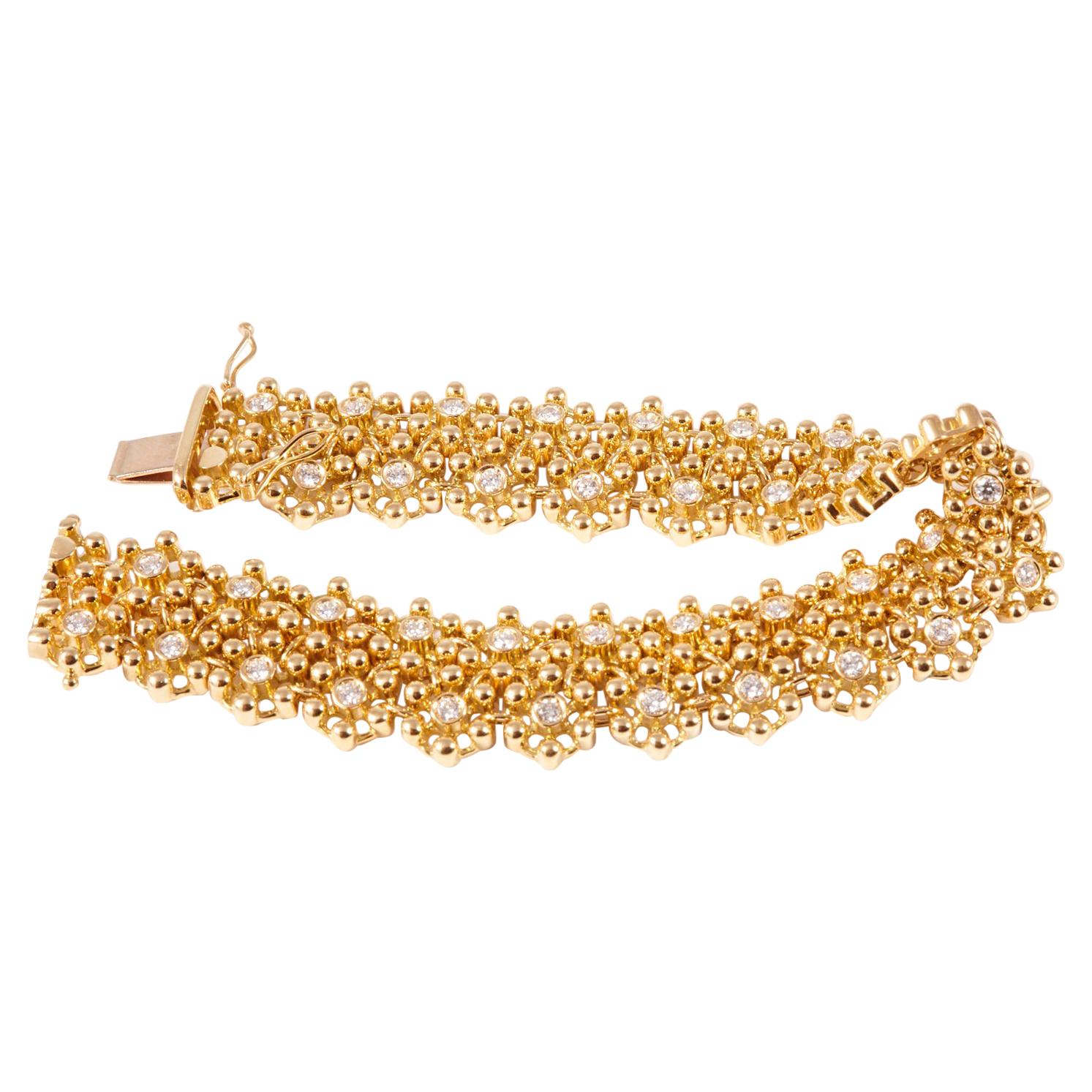 18 Karat Yellow Gold and Diamonds Link Bracelet For Sale