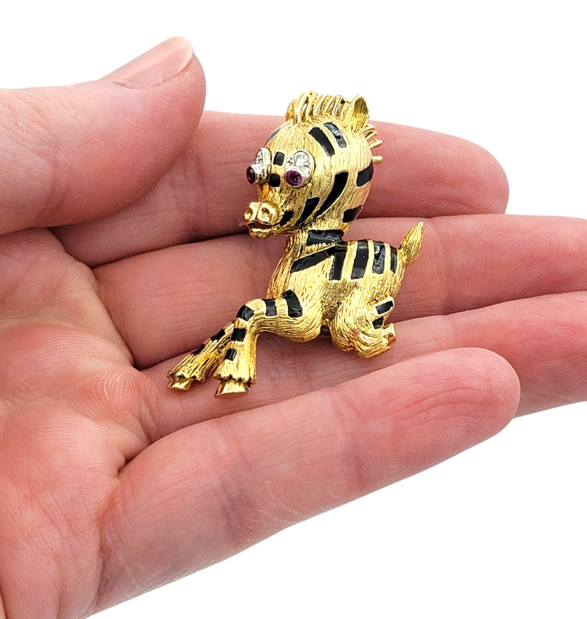 Broche zébrée en or jaune 18 carats et émail avec rubis et diamants en vente 5