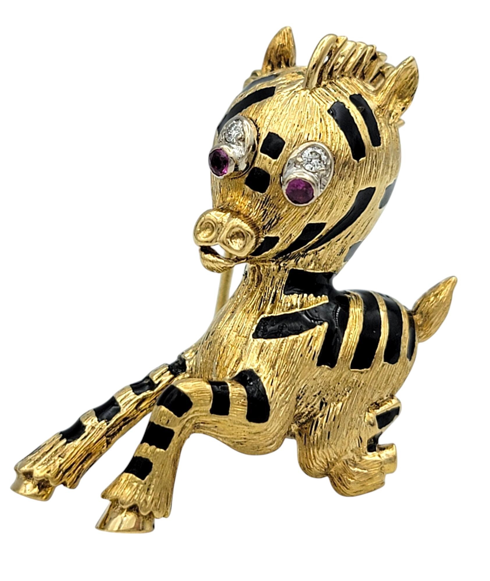 Contemporain Broche zébrée en or jaune 18 carats et émail avec rubis et diamants en vente
