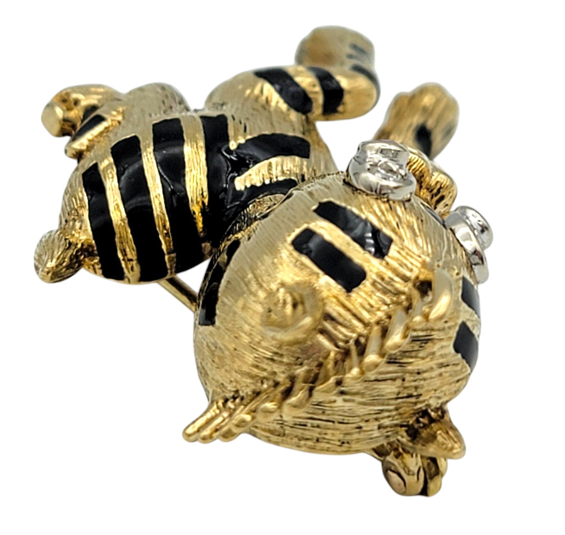 Taille ronde Broche zébrée en or jaune 18 carats et émail avec rubis et diamants en vente