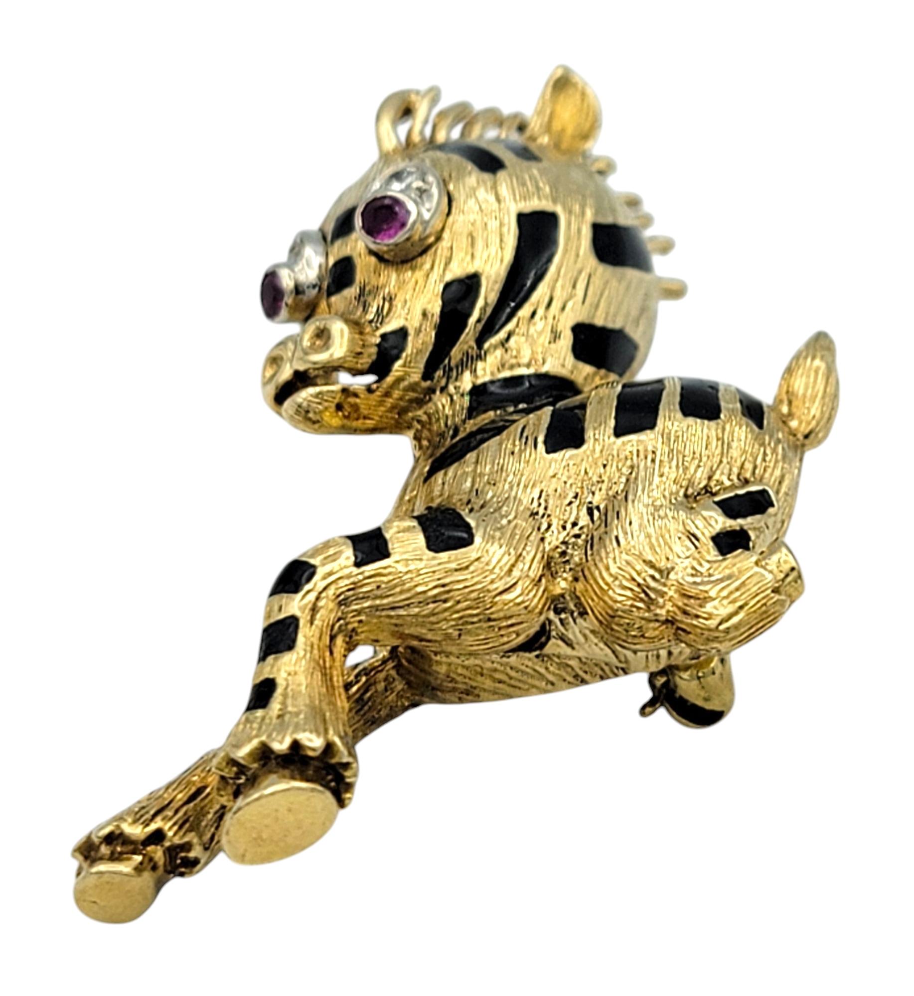Broche zébrée en or jaune 18 carats et émail avec rubis et diamants Bon état - En vente à Scottsdale, AZ