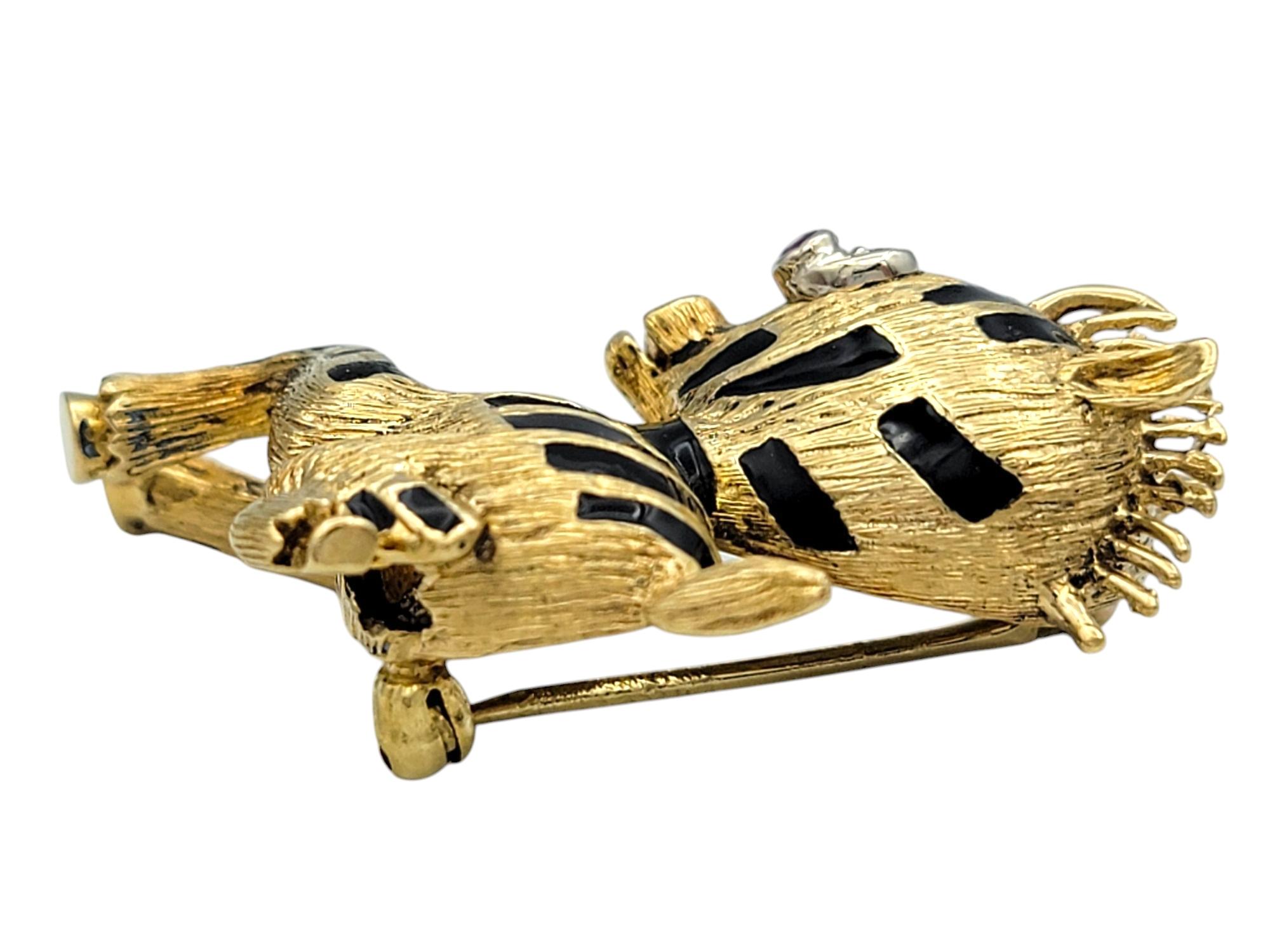 Broche zébrée en or jaune 18 carats et émail avec rubis et diamants Unisexe en vente