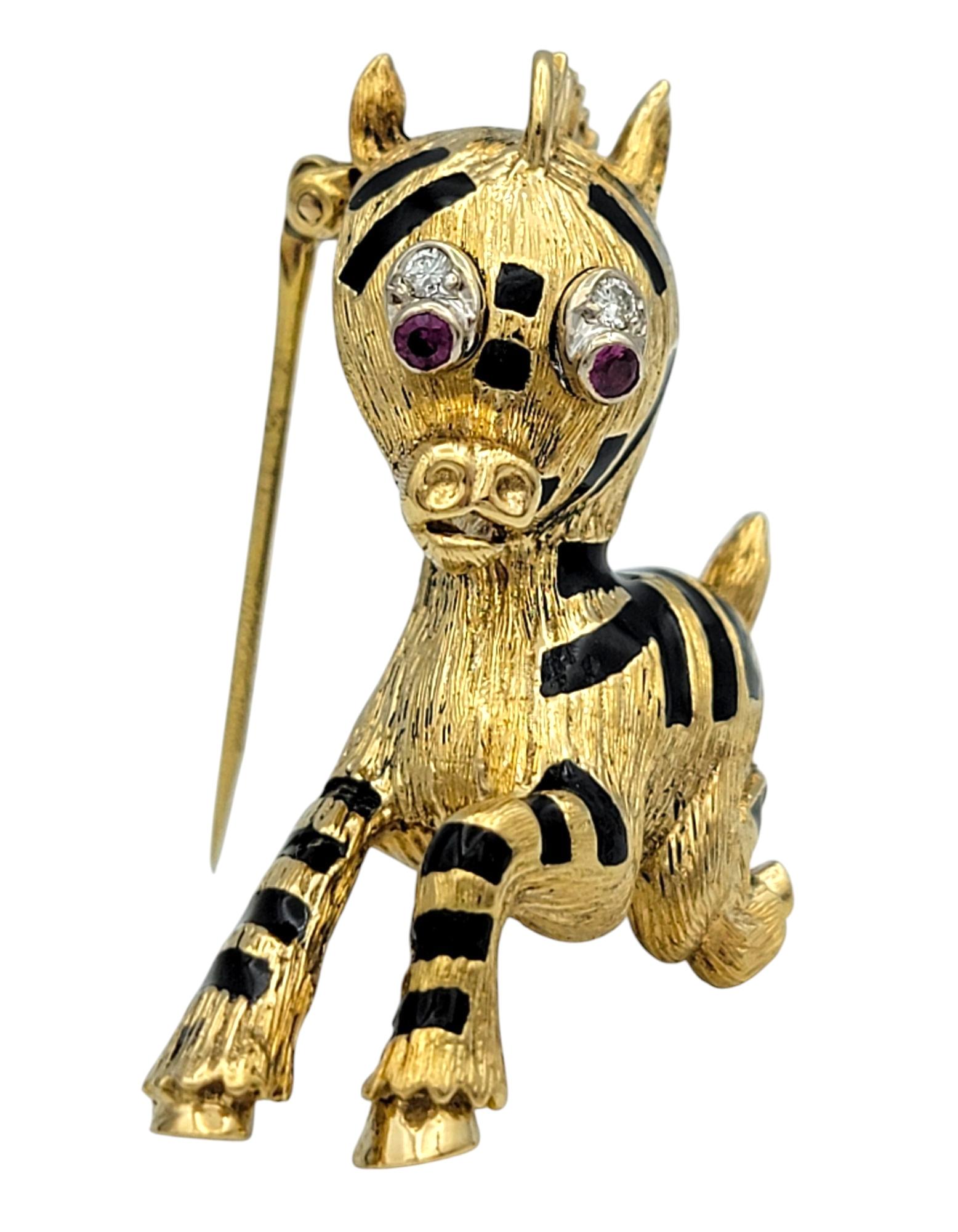 Broche zébrée en or jaune 18 carats et émail avec rubis et diamants en vente 1