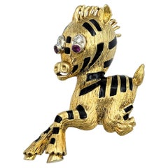 18 Karat Gelbgold und Emaille Jumping Zebra-Brosche mit Rubinen und Diamanten