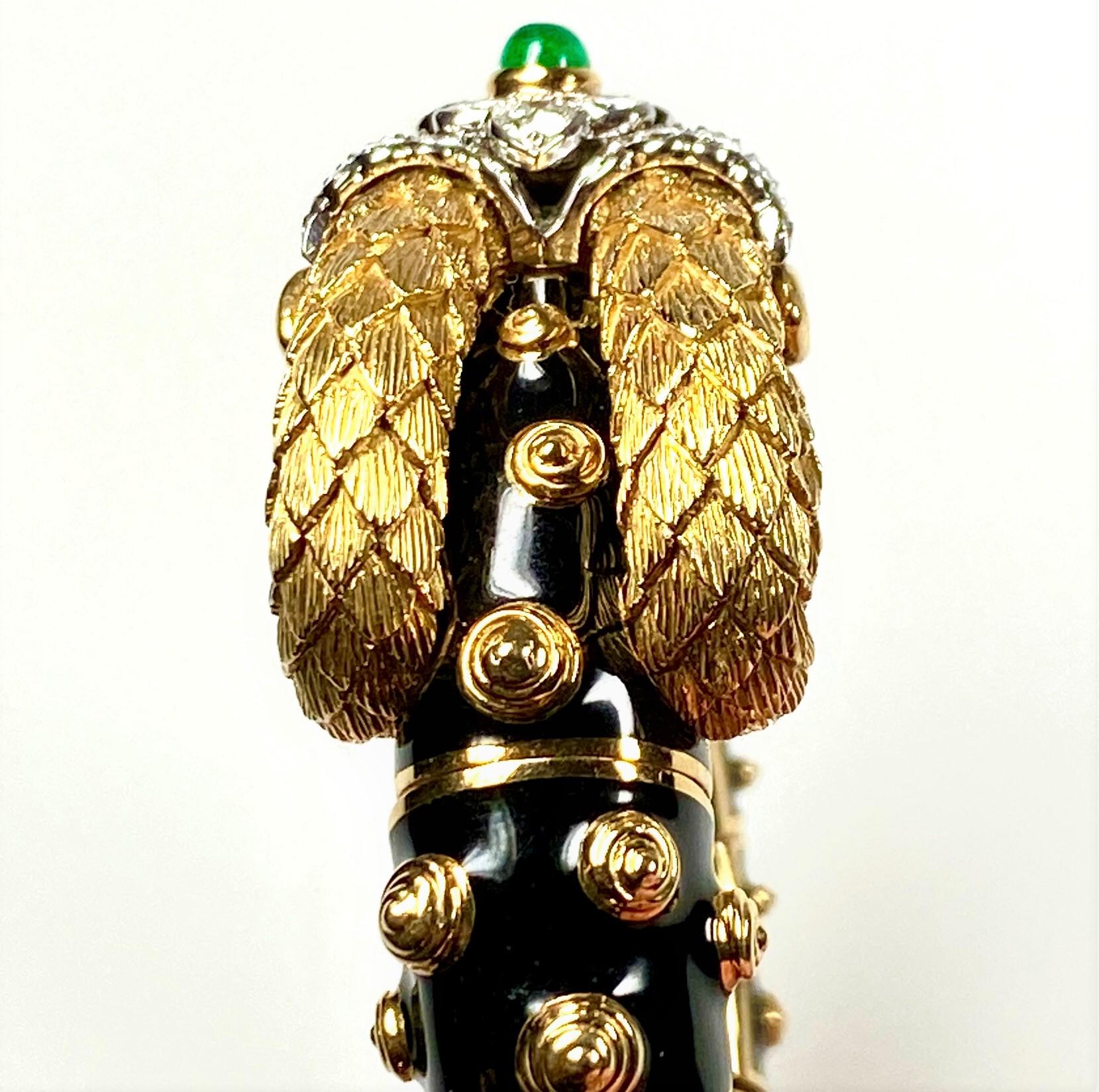 Eccezionale bracciale a testa di ariete in oro giallo 18 carati e smalto di David Webb. Completamente realizzato a mano.
Bracciale flessibile di tipo bangle composto da quattordici maglie in oro giallo avvitate e decorate con smalto nero. Piccole