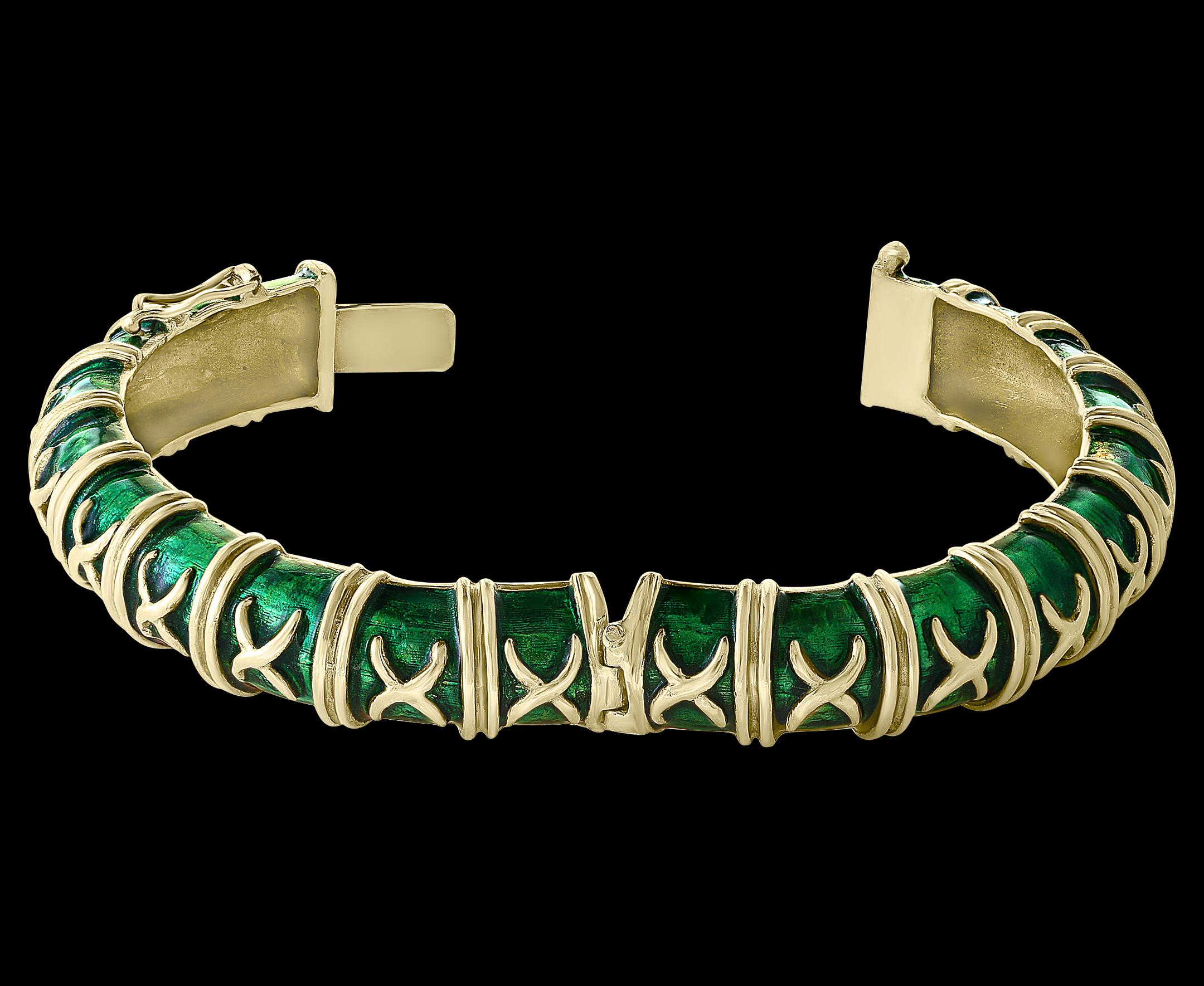 Paire de bracelets jonc en or jaune 18 carats et émail vert, 129 grammes Excellent état - En vente à New York, NY