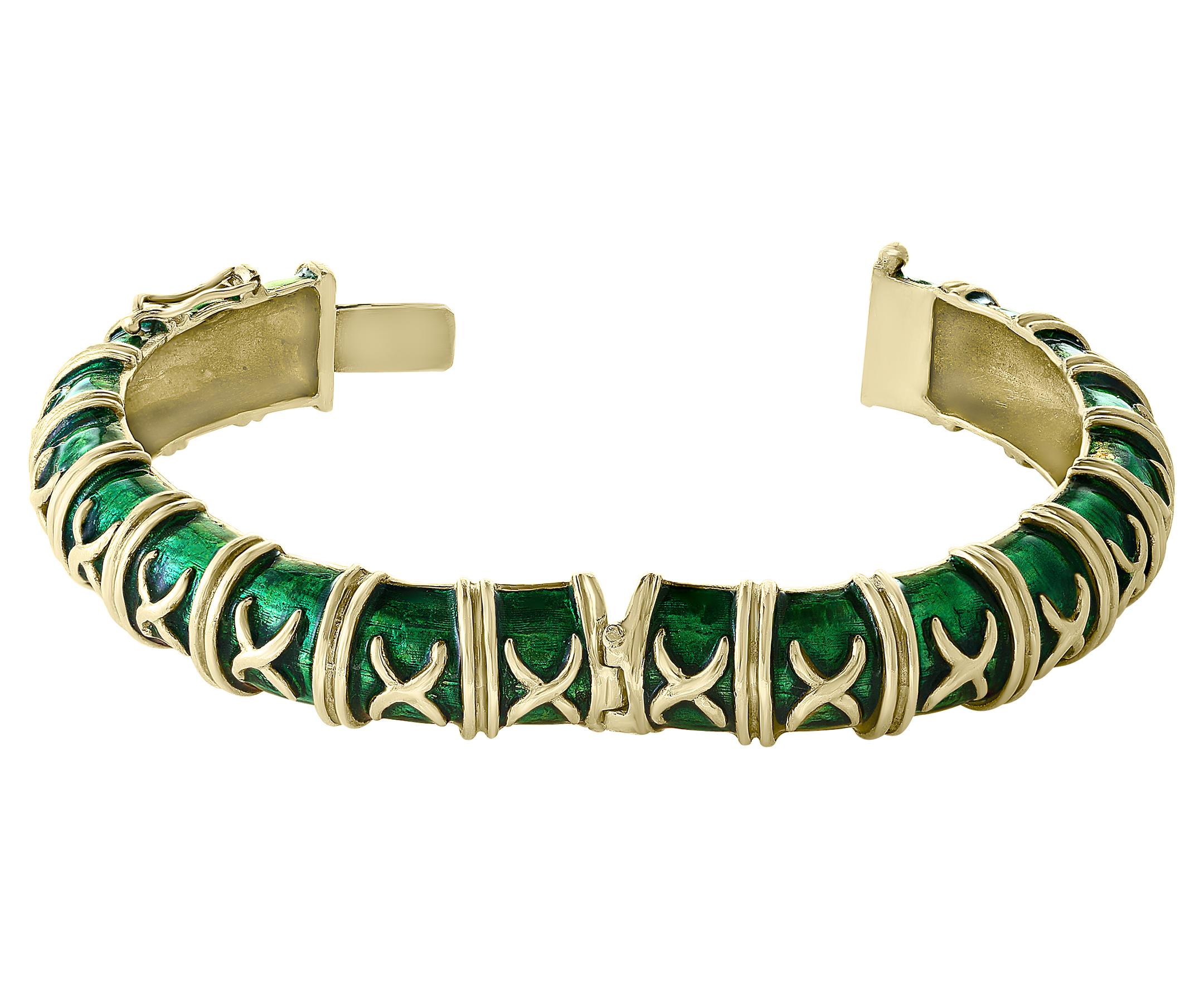 Paire de bracelets jonc en or jaune 18 carats et émail vert, 129 grammes Pour femmes en vente