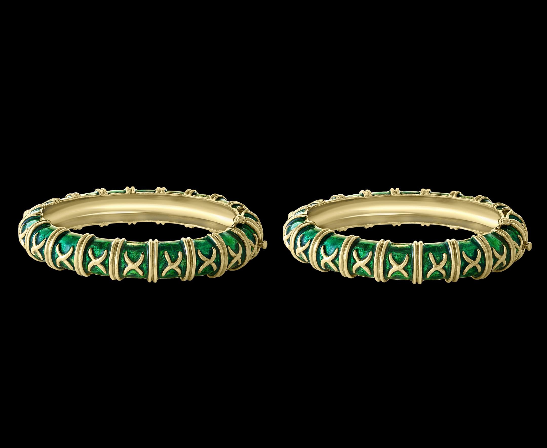 Paire de bracelets jonc en or jaune 18 carats et émail vert, 129 grammes en vente 1