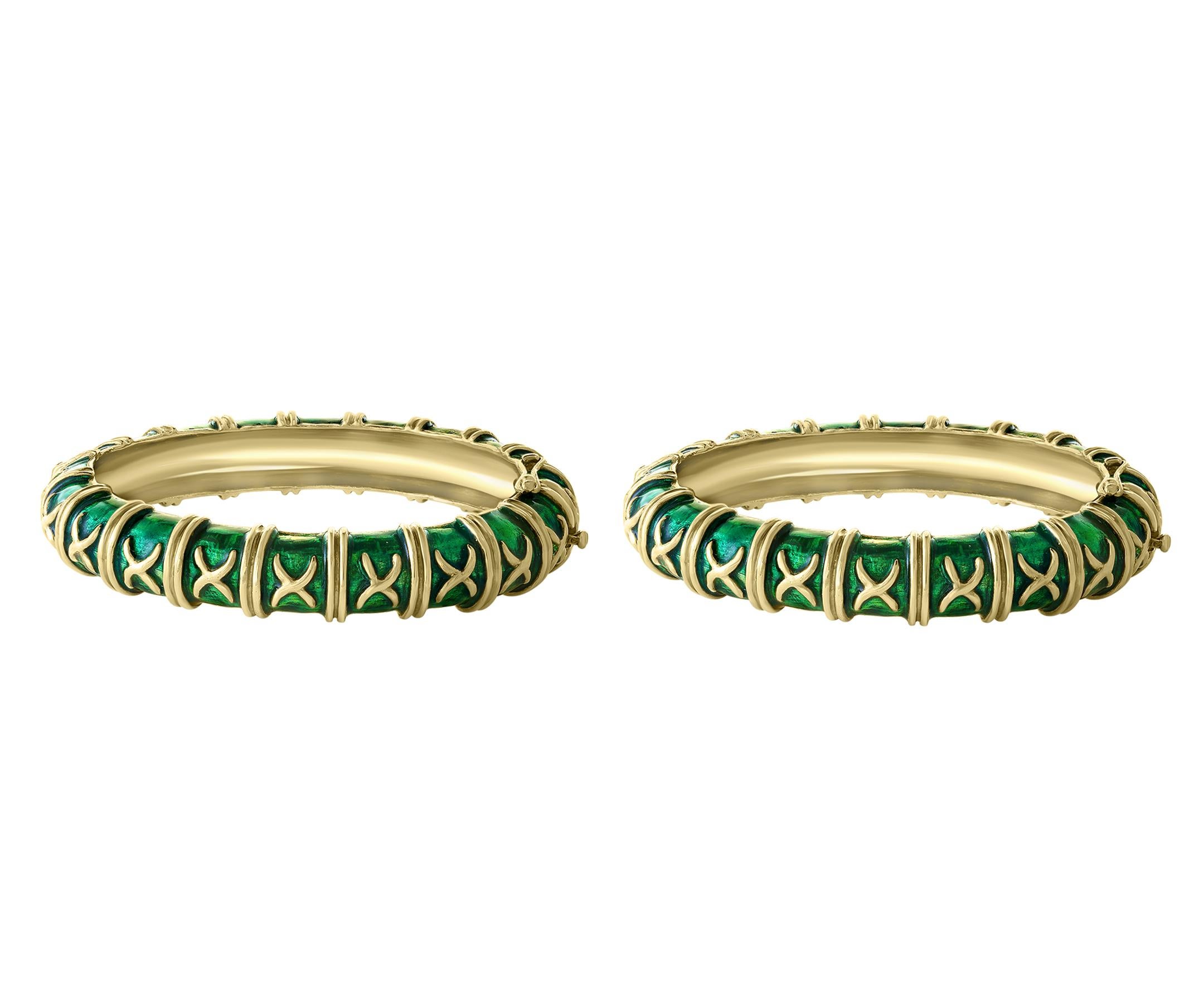 Paire de bracelets jonc en or jaune 18 carats et émail vert, 129 grammes en vente 2