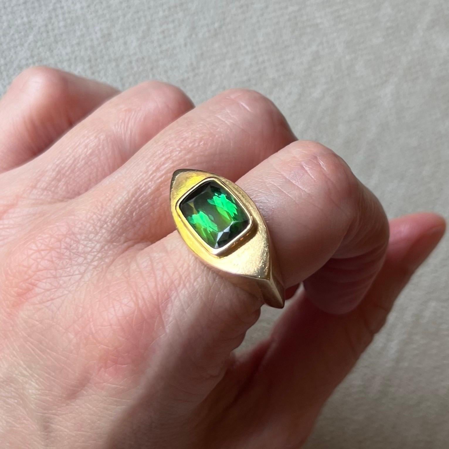 Women's or Men's 18 Karat Yellow Gold and Green Tourmaline Cocktail Ring