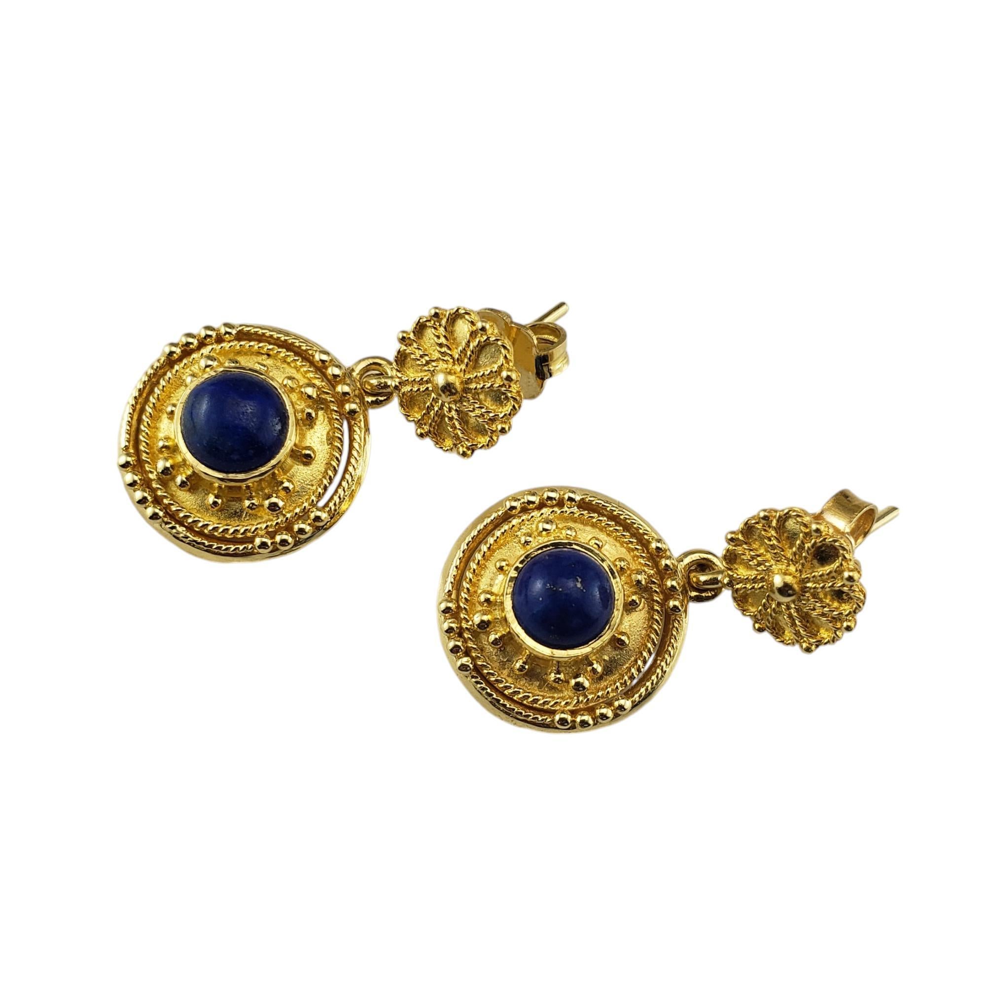 Orecchini pendenti in oro giallo 18 carati e lapislazzuli...

Questi eleganti orecchini pendenti presentano ciascuno una gemma di lapislazzuli cabochon (6 mm) incastonata in oro giallo 18 carati dai dettagli meravigliosi.  Chiusure push
